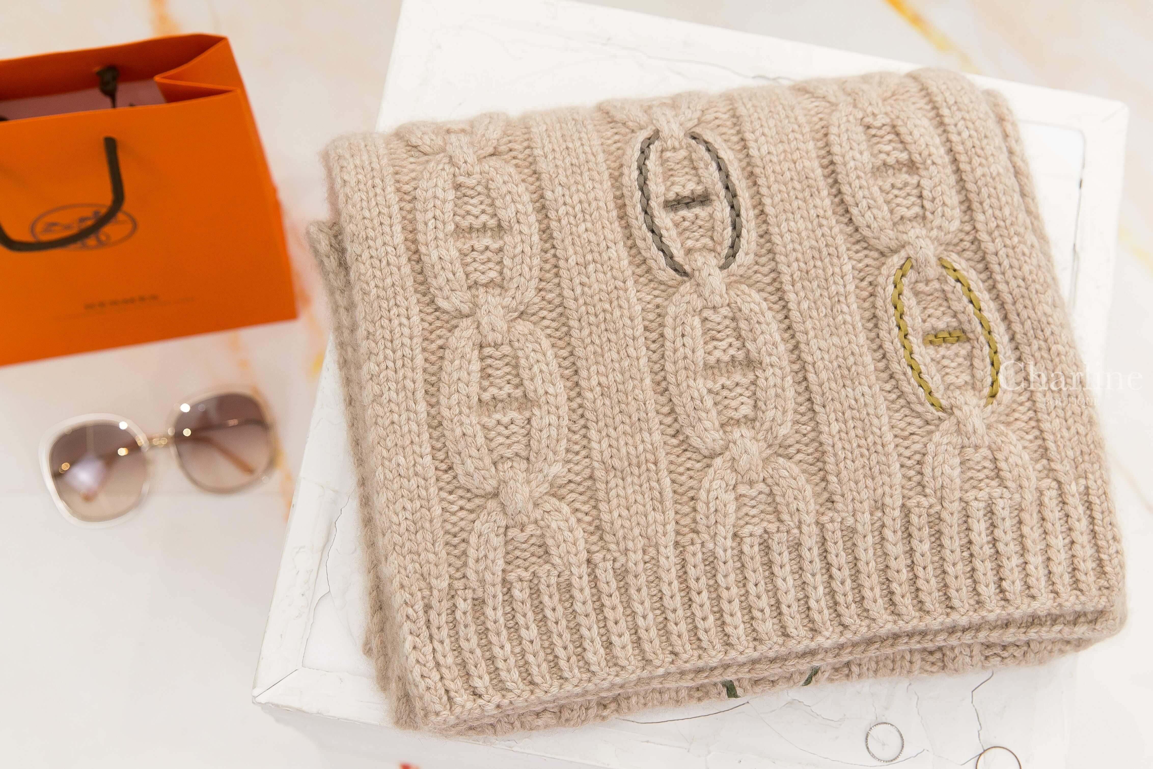 Hermès Tri-Maillon Details Cuir Muffler 淺褐色豬鼻子針織六色皮革刺繡喀什米爾圍巾-Charline Boutique 精品代購