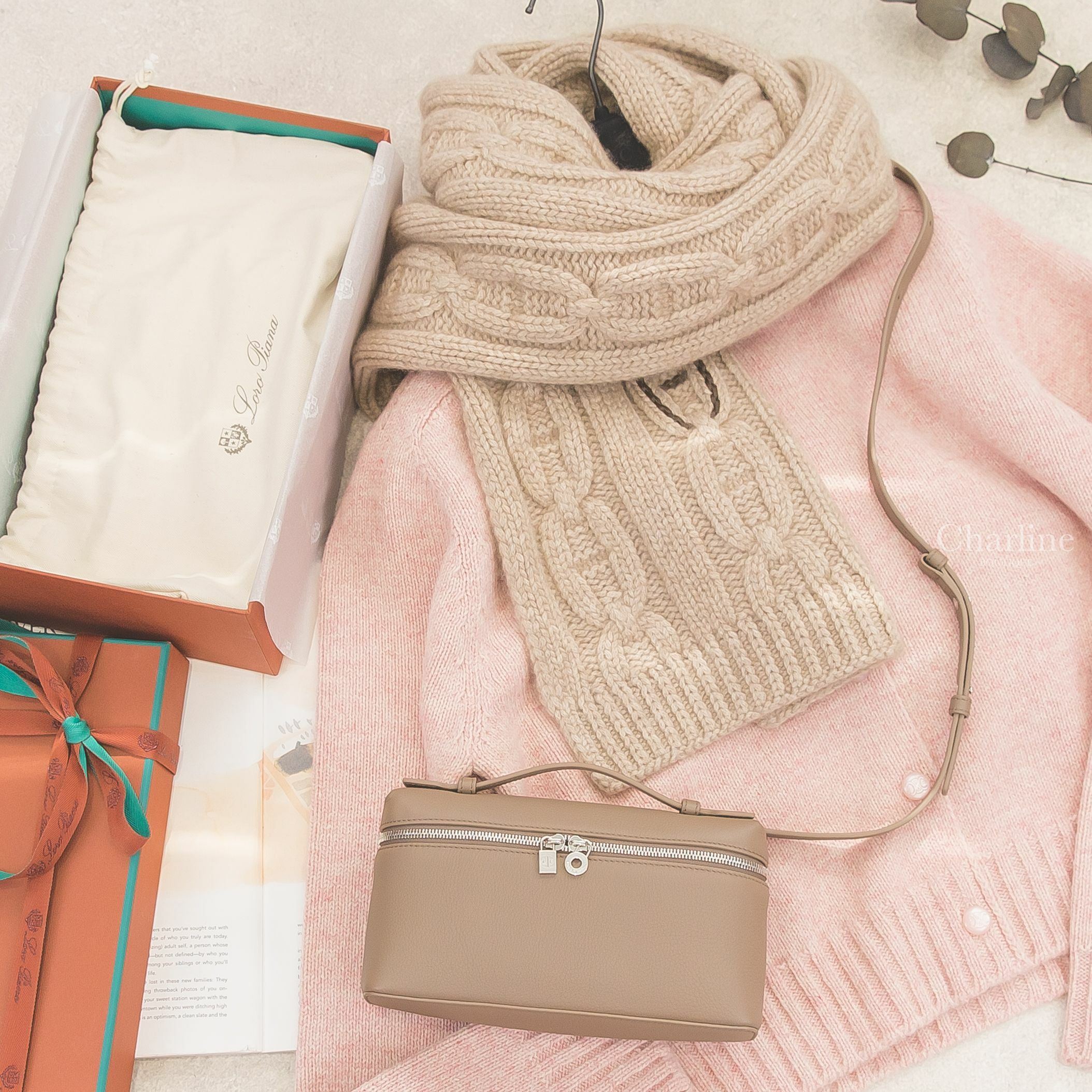 Hermès Tri-Maillon 淺褐色豬鼻子六色皮革刺繡喀什米爾圍巾,Loro Piana Extra Pocket L19 暖乳色牛皮手提肩背包,Celine 淺粉色凱旋門圓釦針織羊毛長袖開襟衫-Charline Boutique 精品代購