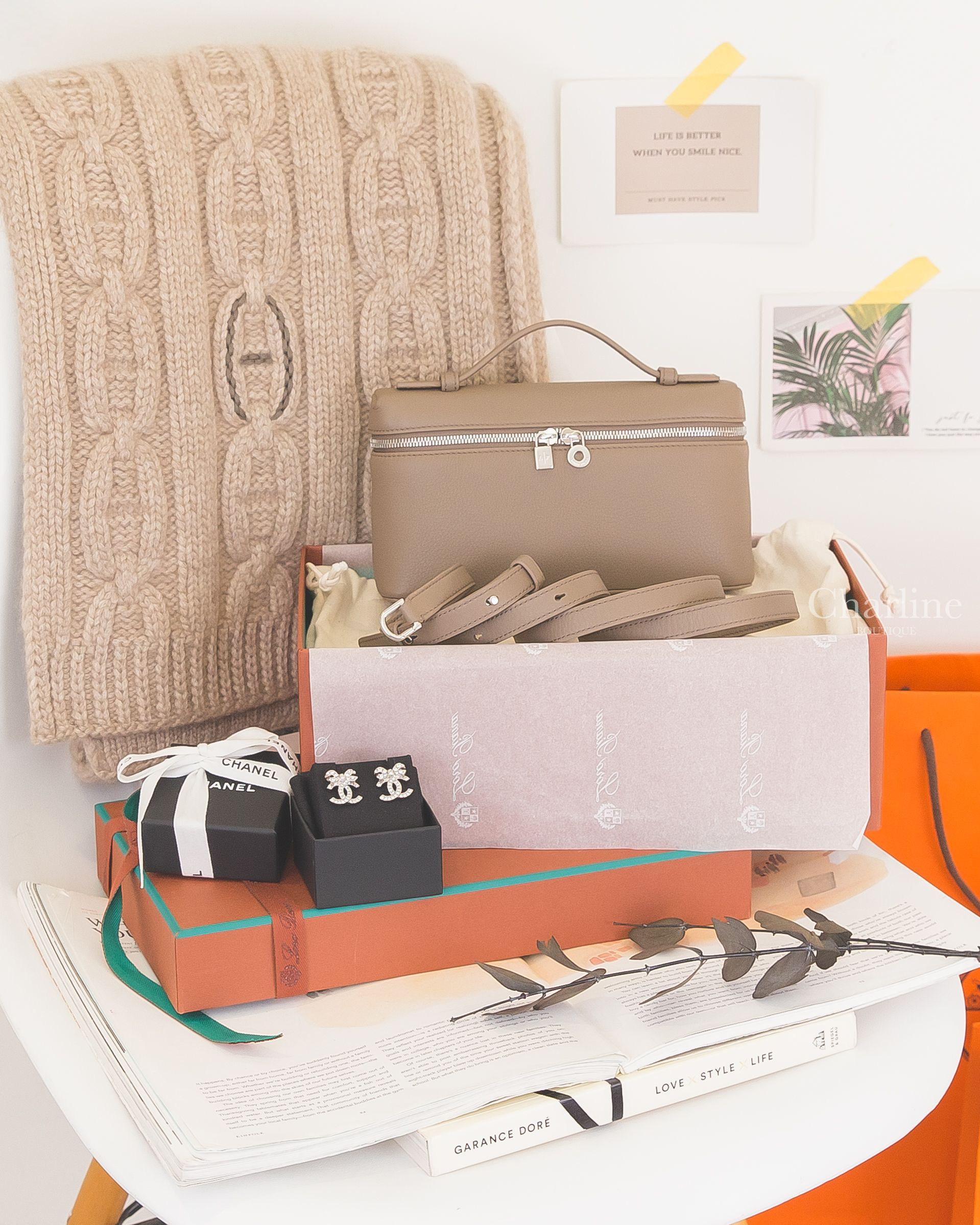 Hermès Tri-Maillon 淺褐色豬鼻子針織六色皮革刺繡喀什米爾圍巾,Loro Piana Extra Pocket L19 暖乳色小牛皮手提肩背包,Chanel 銀色水鑽蝴蝶結CC耳環-Charline Boutique 精品代購