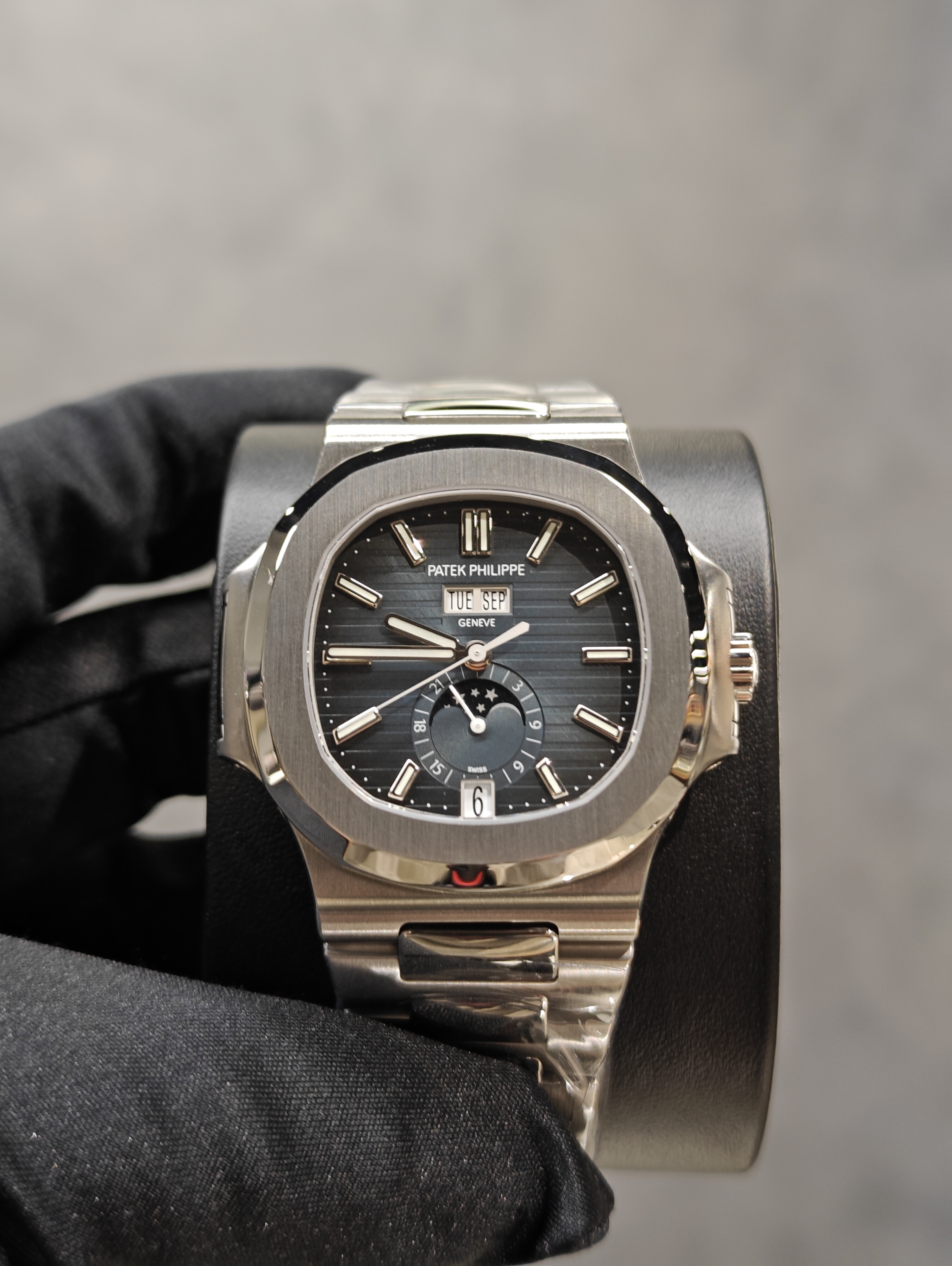 Discontinued BRAND NEW 5726/1A-014  5726PATEK PHILIPPE BLUE DIAL STAINLESS STEEL NAUTILUS 40MM