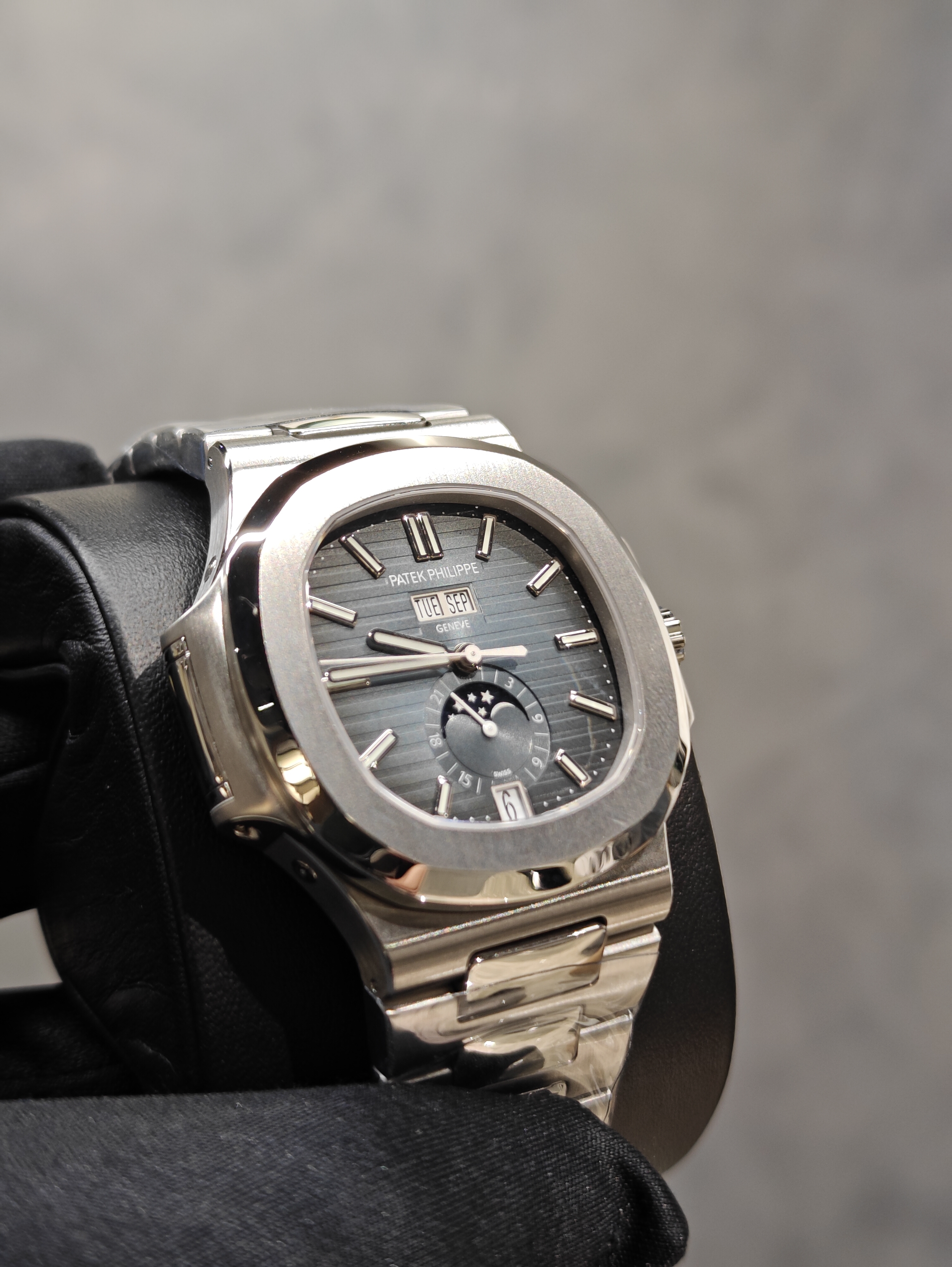 Discontinued BRAND NEW 5726/1A-014  5726PATEK PHILIPPE BLUE DIAL STAINLESS STEEL NAUTILUS 40MM