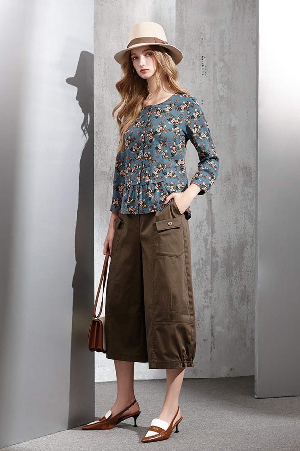 復古宮廷風優雅小碎花層次設計造型修身上衣V6052