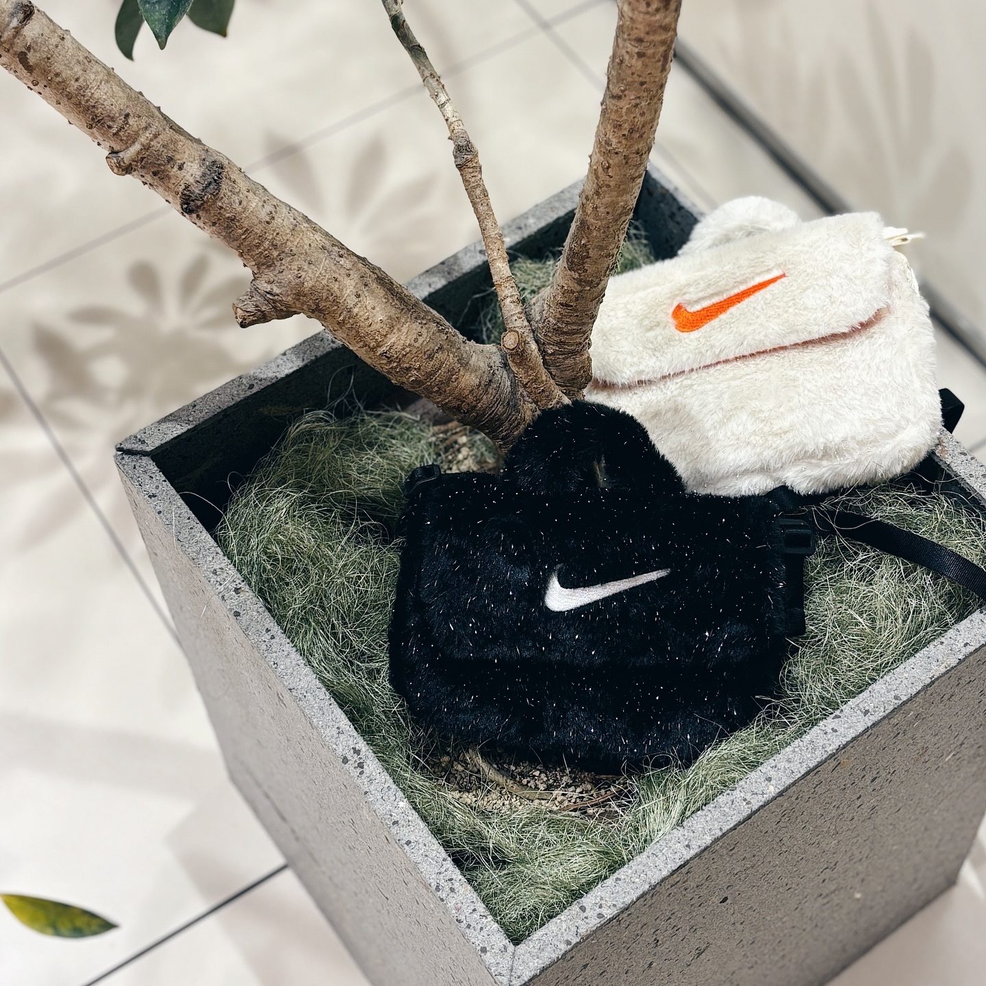 Nike Faux Fur Bag 黑色 白色 毛茸茸 魔鬼氈 金蔥 側背 小包 FZ1329-010