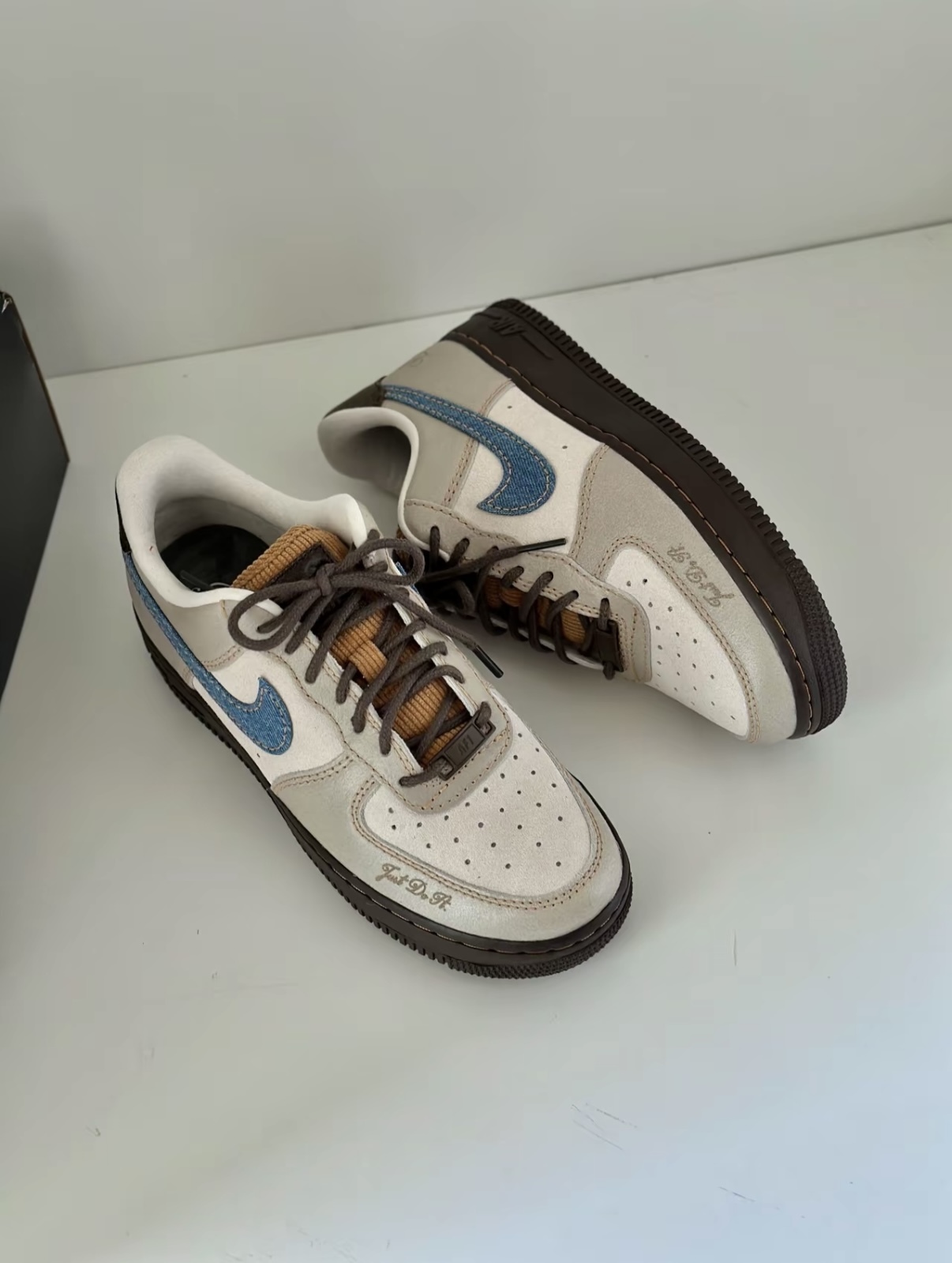 Nike Air force 1 杏仁拿鐵 麂皮 磨砂拼接 丹寧勾 燈芯絨 美拉德 深棕色 女款 HQ3458-142/預購