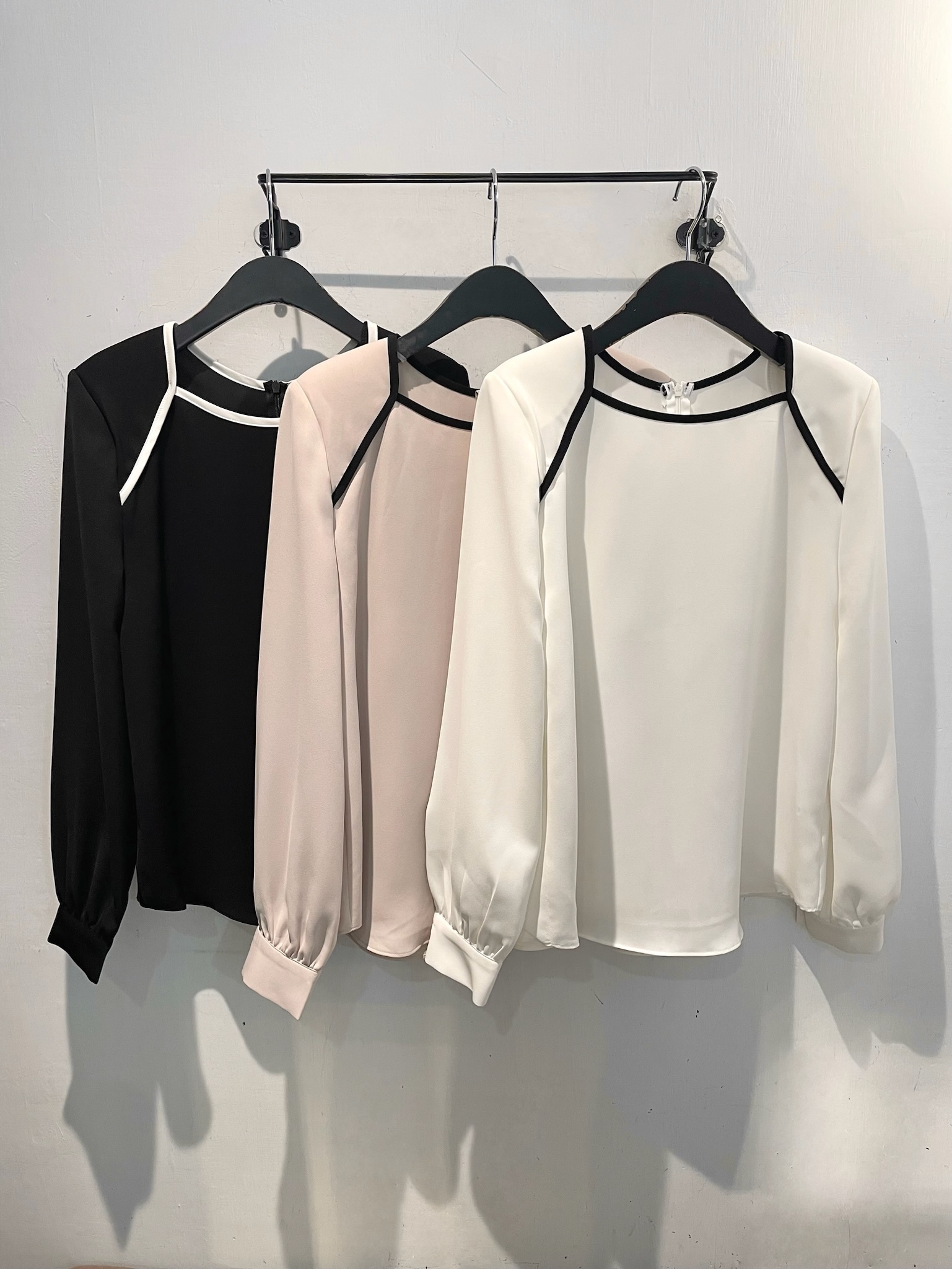 滾邊梯形領長袖上衣