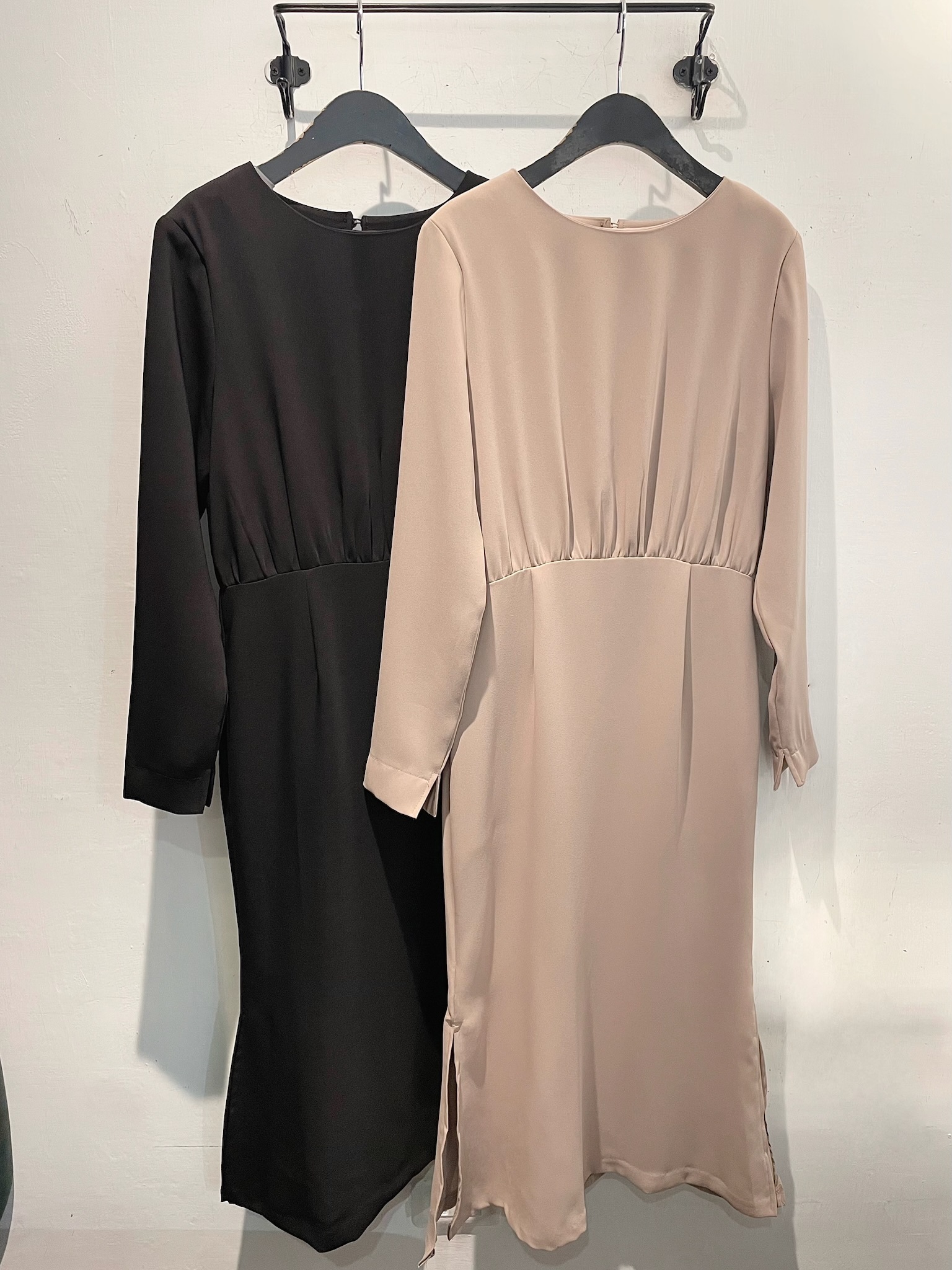 素面長袖腰間抓皺洋裝