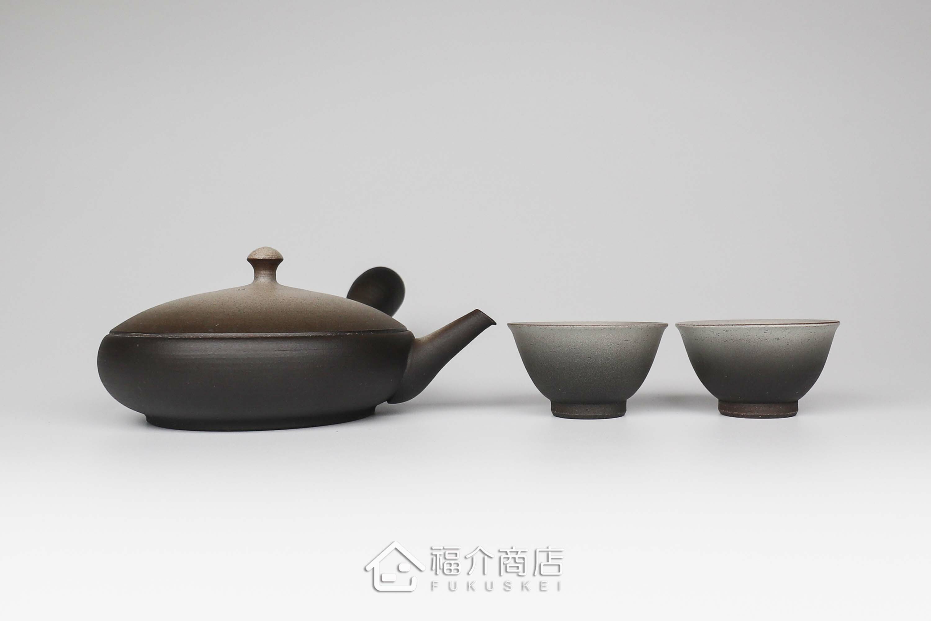 泡茶用的100ml日本陶瓷茶壺與2個50ml小茶杯的茶具組合