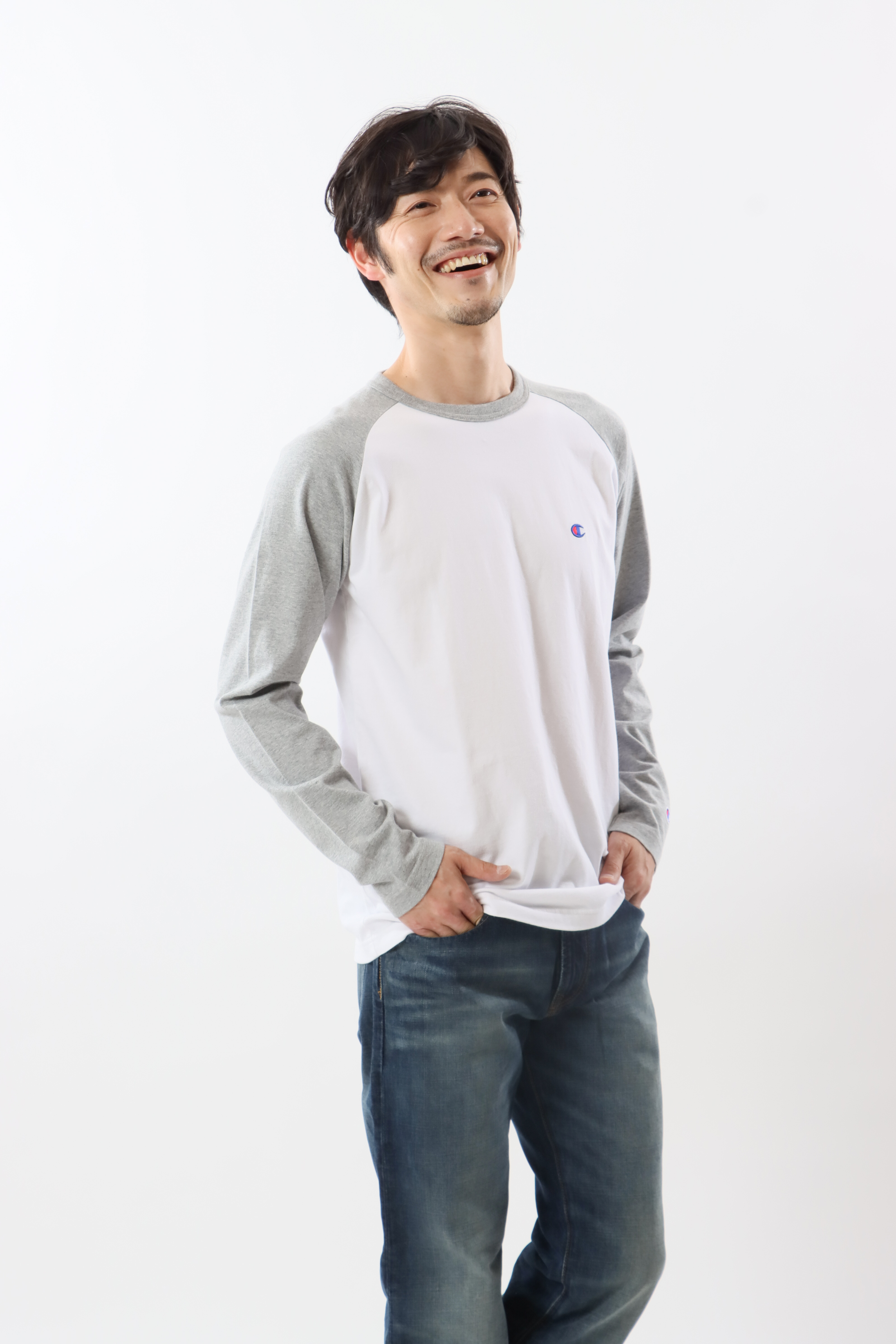 男款- BASIC 小C LOGO 落肩拼接長TEE-灰白色（C3-Y429-070）