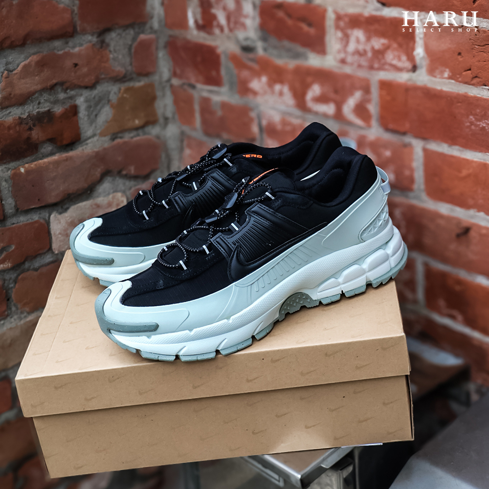 Nike Zoom Vomero Roam in “Black & Light Silver” 黑灰白 防水鞋面 快速鞋扣 男生慢跑鞋 FV2295-001