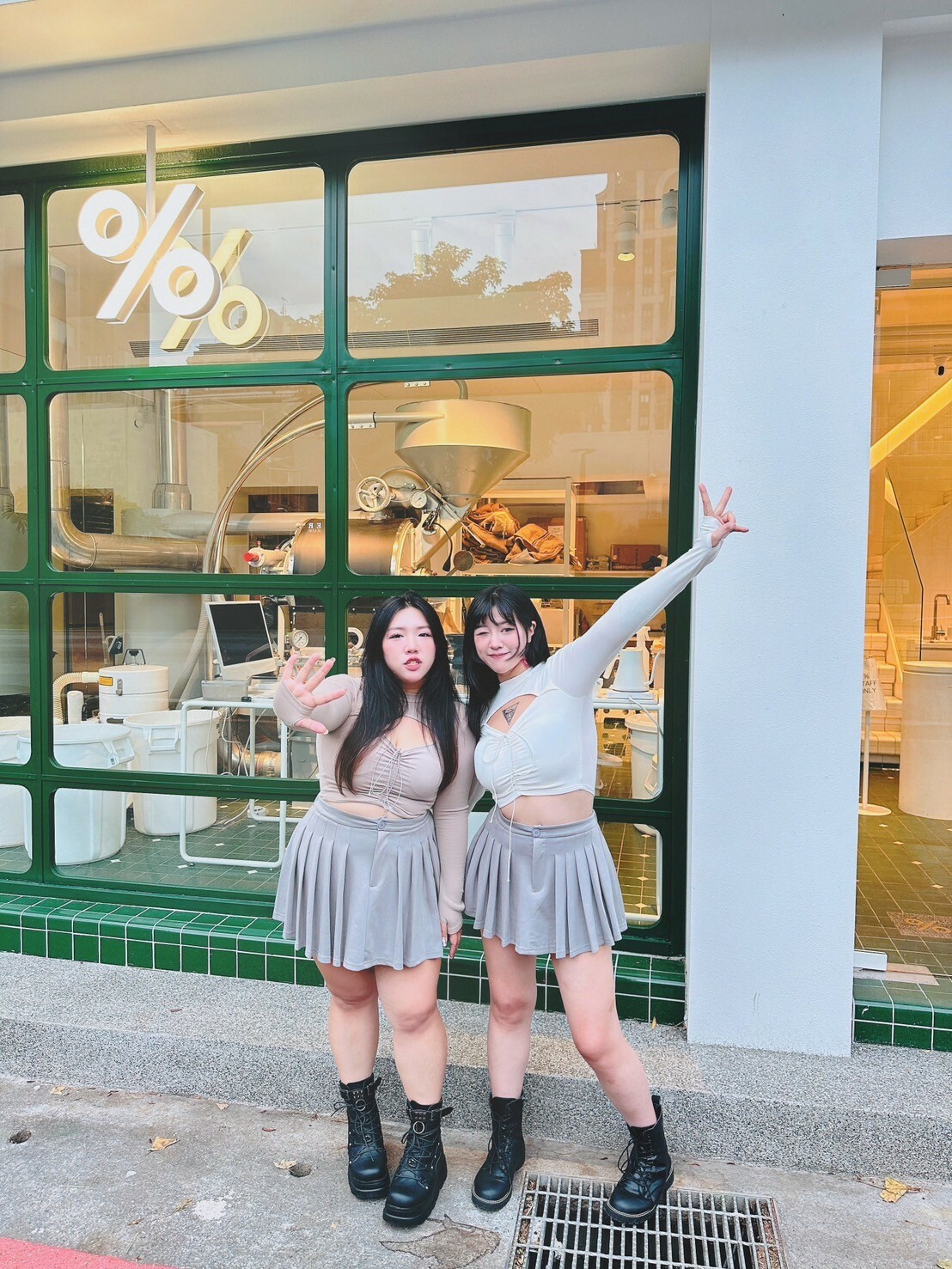 簍空顯胸長袖上衣