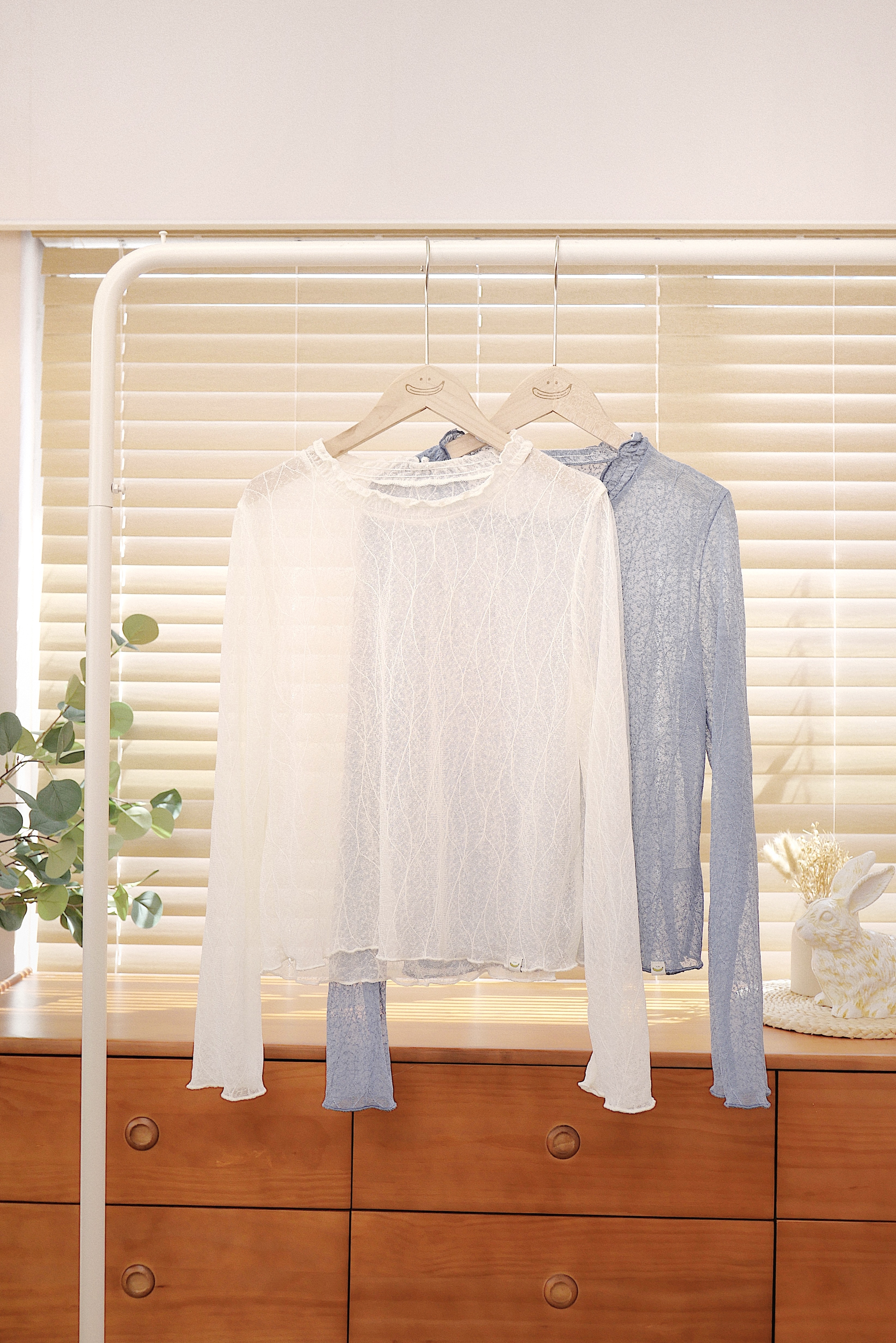 兩色 / 透膚樹葉壓紋長袖上衣/ Sheer Wrinkled Long Sleeve Top