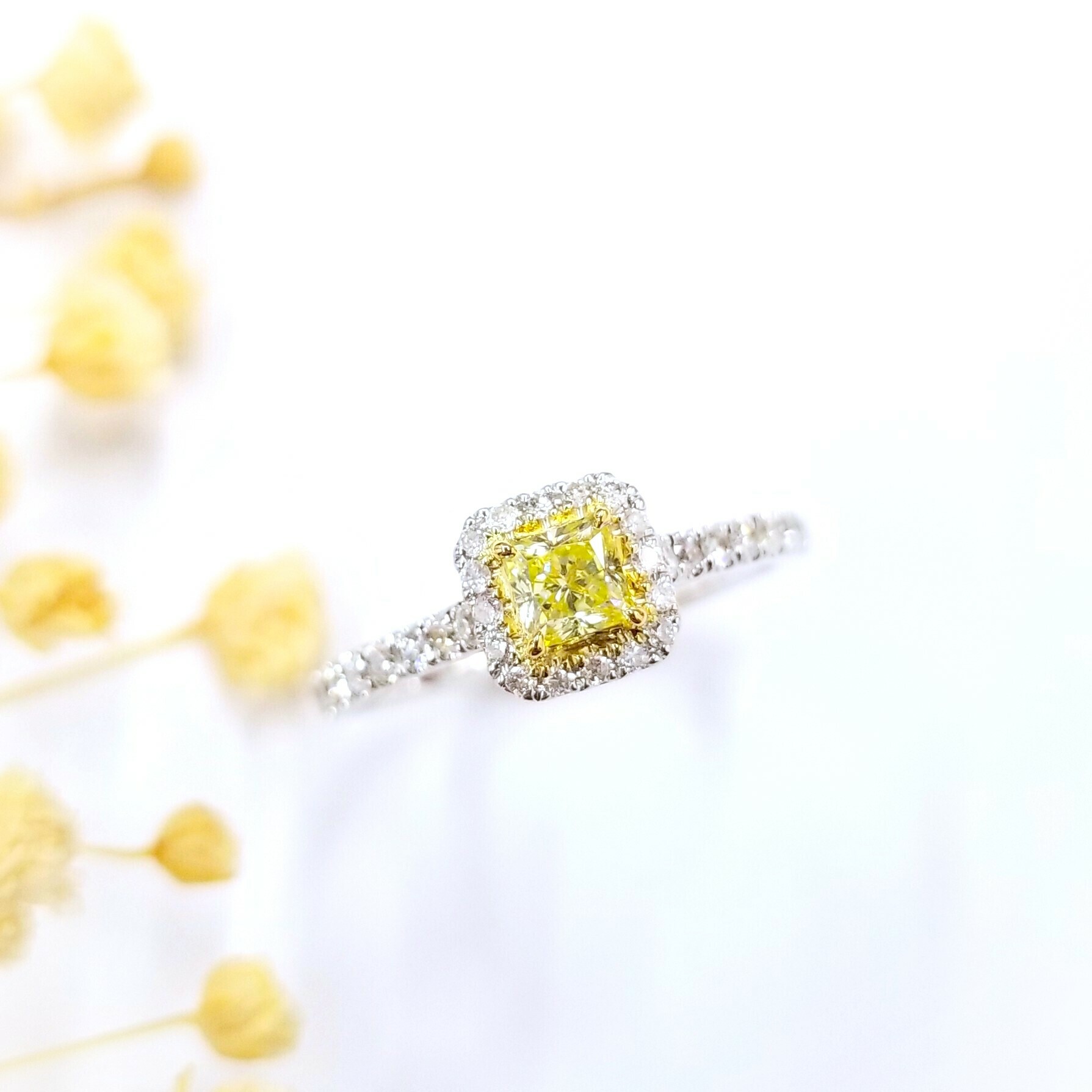 18K Gold 0.56ct Fancy Yellow Princess Cut Diamond Ring