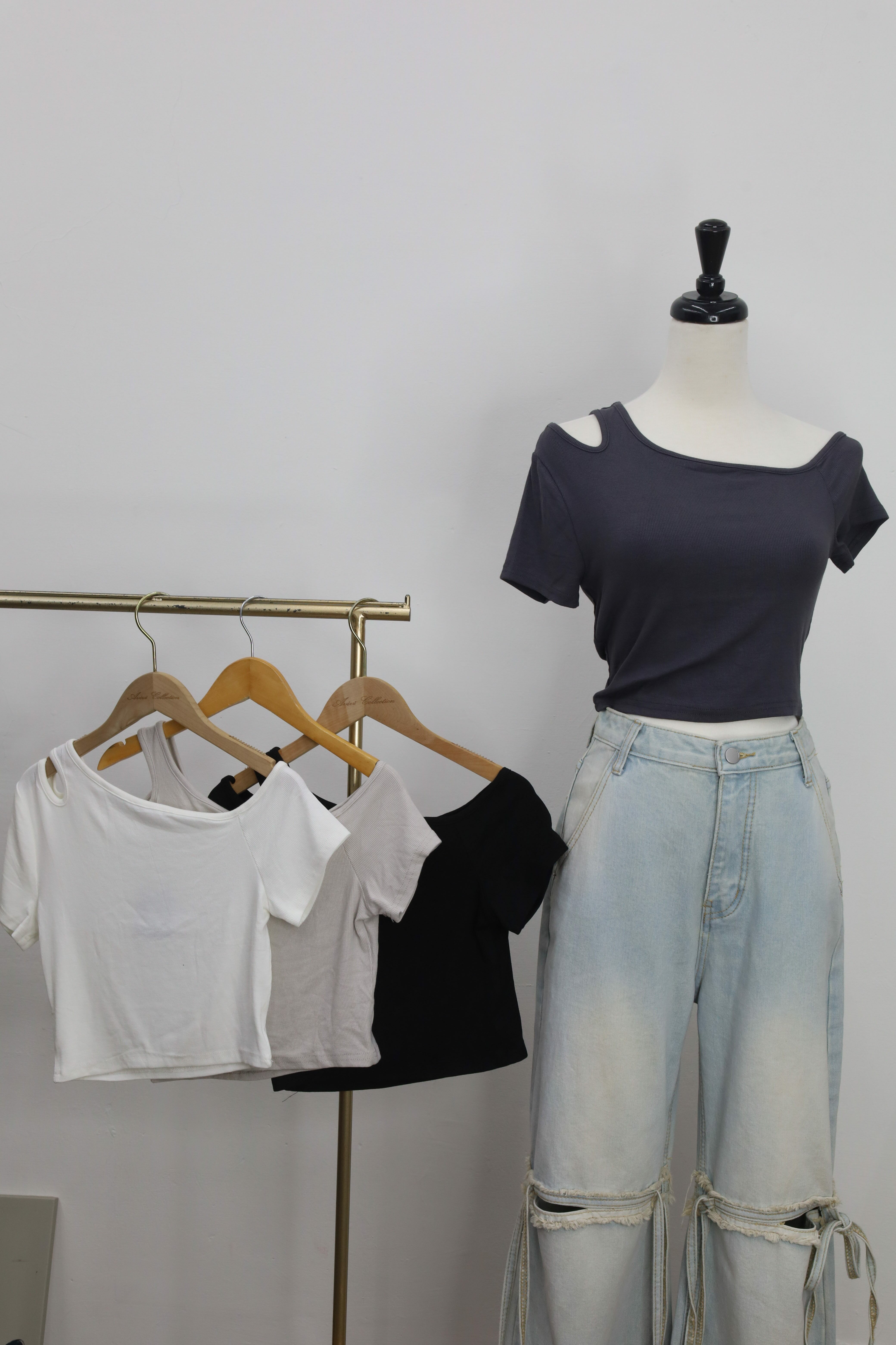 挖肩斜肩短版上衣