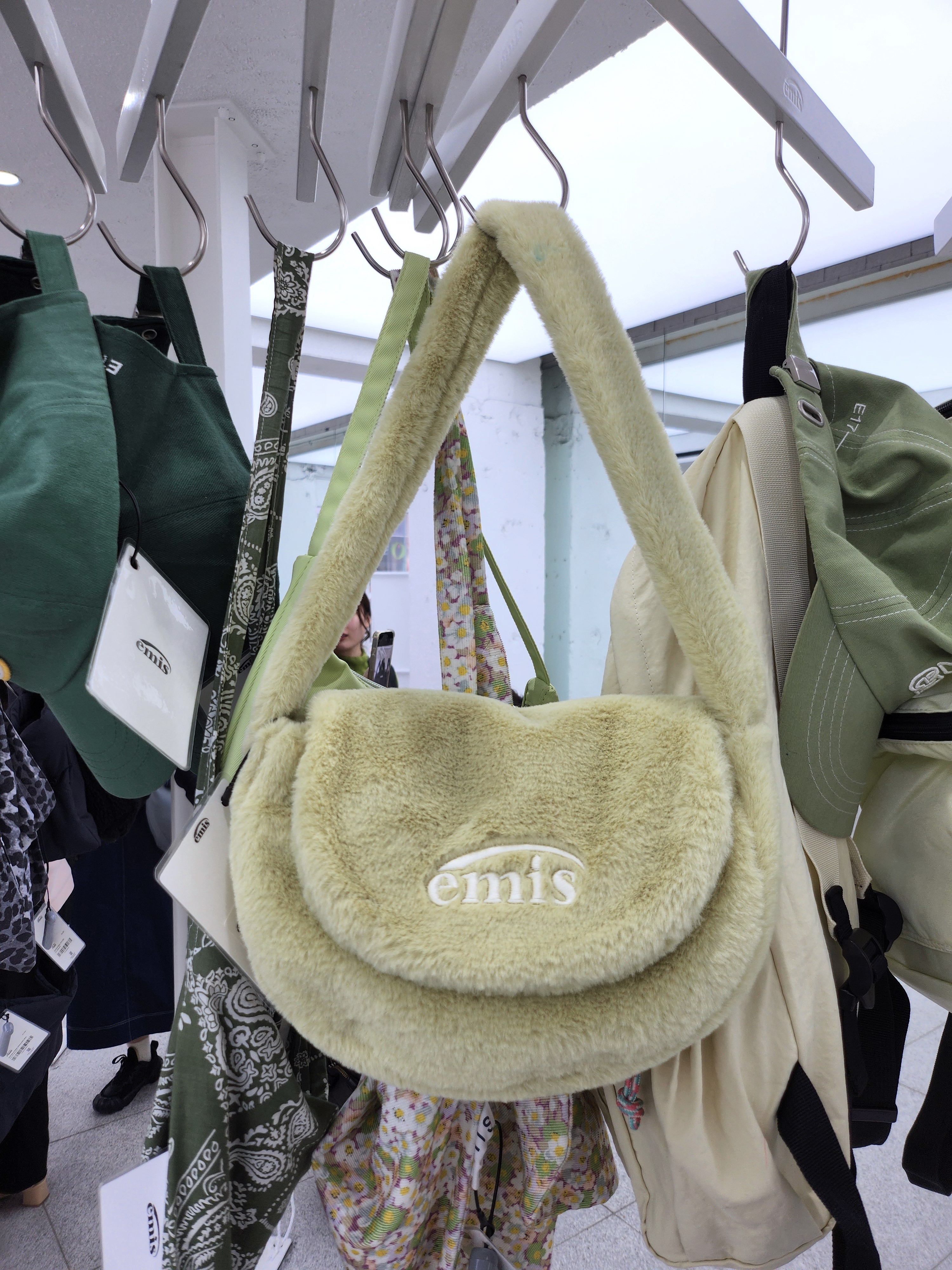 【EMIS】 FUR HALF MOON FLAP BAG /追跡付 EMIS FUR HALF MOON FLAP BAG