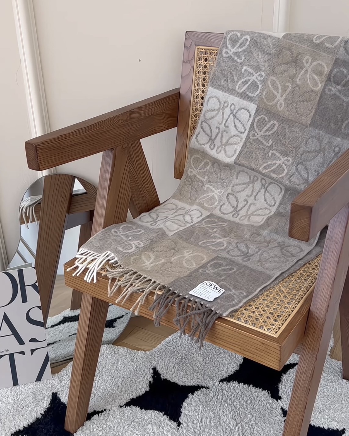 LOEWE｜羊毛和羊絨棋盤圍巾 燕麥色