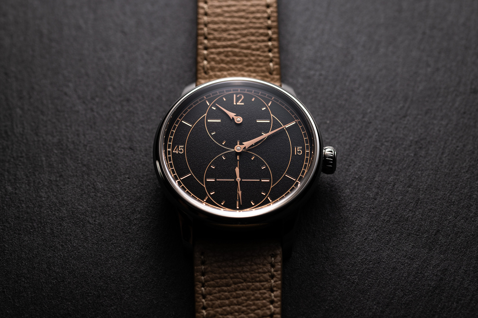 LOUIS ERARD Noirmont「分區式加三針一線面盤」 經典變出新意