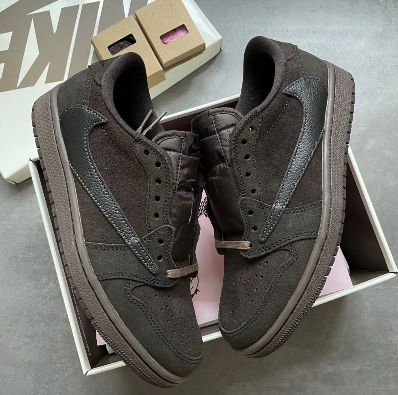 預購 Travis Scott x Nike Air Jordan 1 Low OG "Velvet Brown" 黑棕色