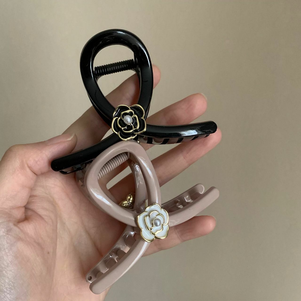 [2 for RM10] Camellia Medium Hair Claw