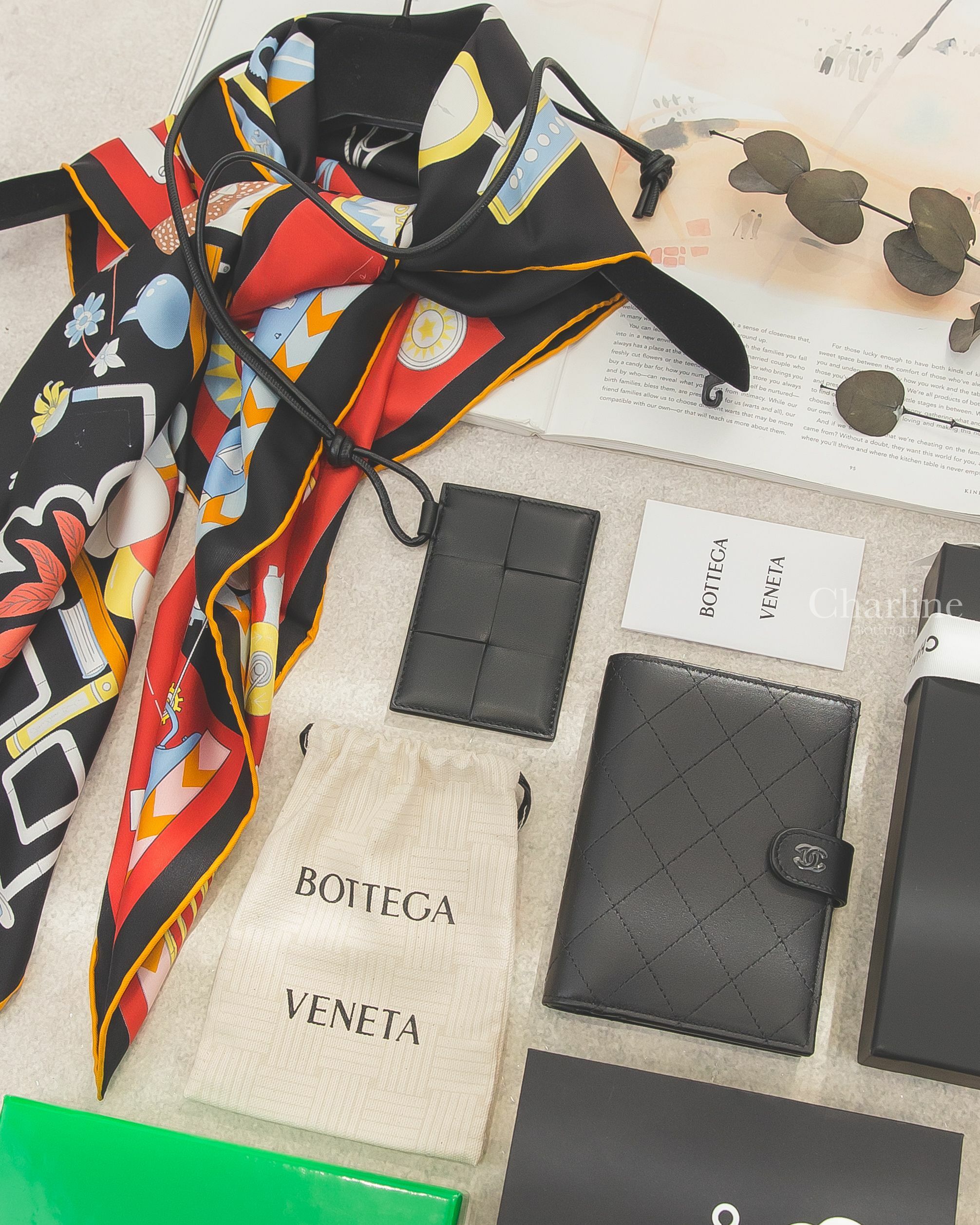 Chanel 黑色黑CC菱格紋黑色內裡釦式護照夾,Bottega Veneta 黑色大格子編織小羊皮拼小牛皮證件套,Hermès Tea For Two Scarf 90 黑色/紅色/彩色方巾-Charline Boutique 精品代購