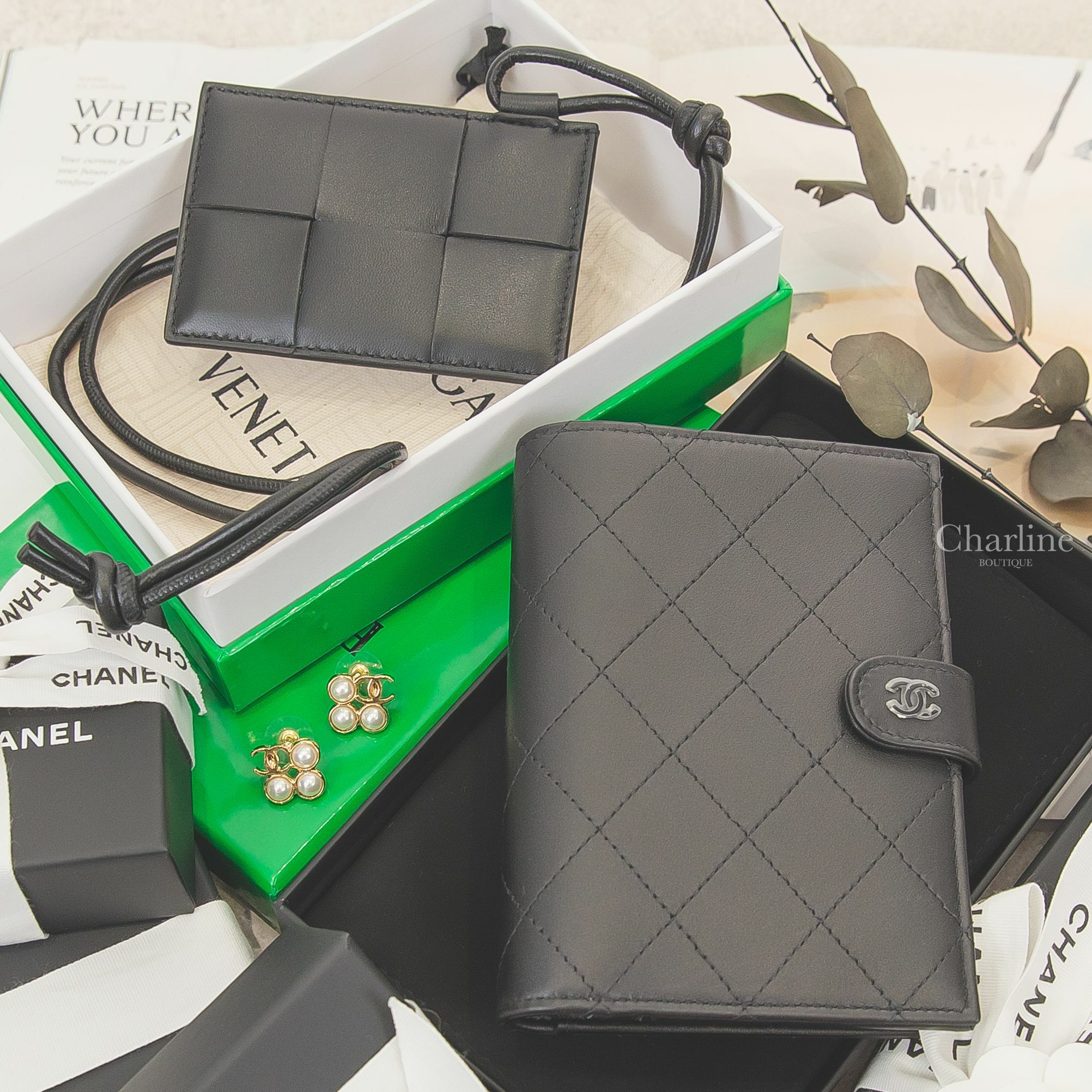 Chanel 黑色黑CC菱格紋黑色內裡釦式護照夾,Bottega Veneta 黑色大格子編織小羊皮拼小牛皮證件套,Chanel 金色CC白色珍珠不對稱方形耳環-Charline Boutique 精品代購