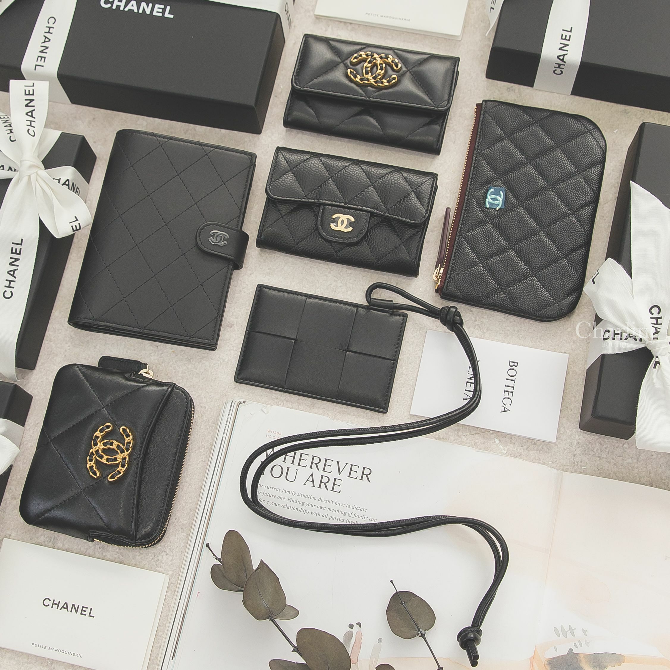Chanel黑色黑CC護照夾,BV黑色大格子編織證件套,Chanel黑色金CC零錢夾,Chanel黑色金CC拉鍊零錢包,Chanel 19黑色金CC卡片零錢夾,Chanel 19黑色金CC前釦零錢包-Charline Boutique 精品代購