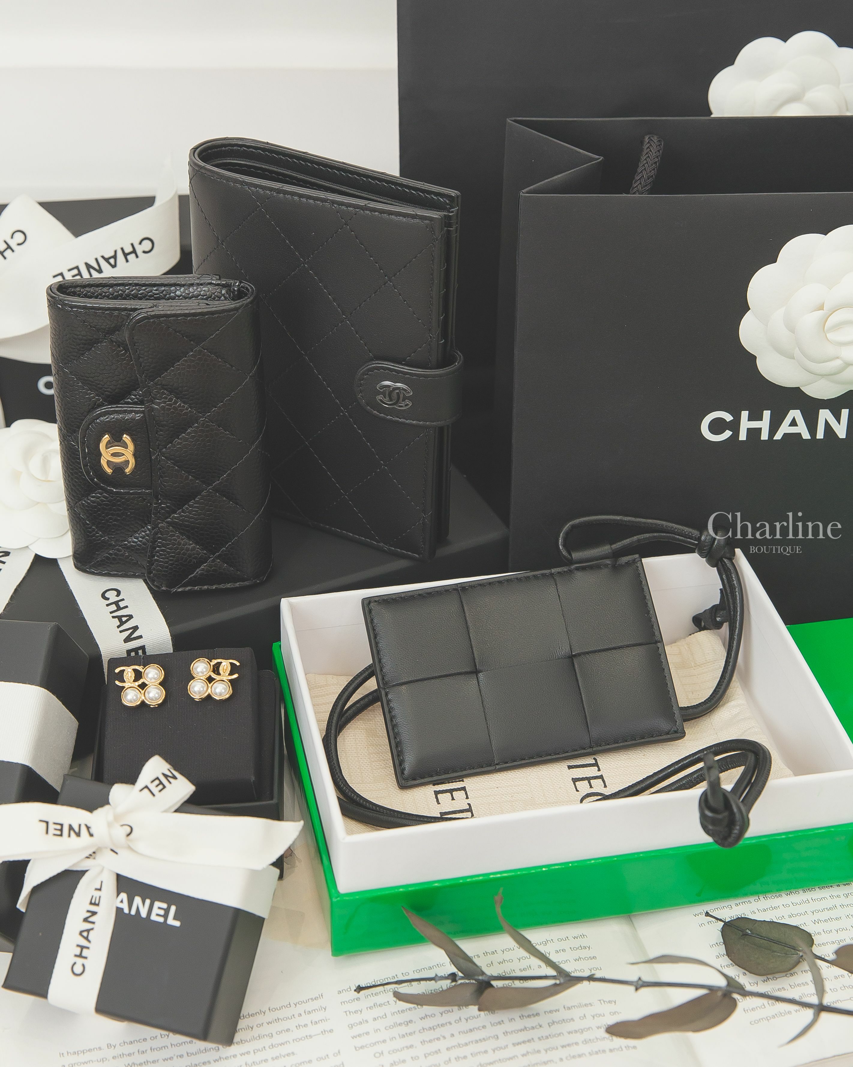 Chanel 黑色黑CC菱格紋釦式護照夾,Bottega Veneta 黑色大格子編織小羊皮拼小牛皮證件套,Chanel 黑色金CC酒紅內裡荔枝菱格紋零錢夾,Chanel 金色CC白色珍珠不對稱方形耳環-Charline Boutique 精品代購
