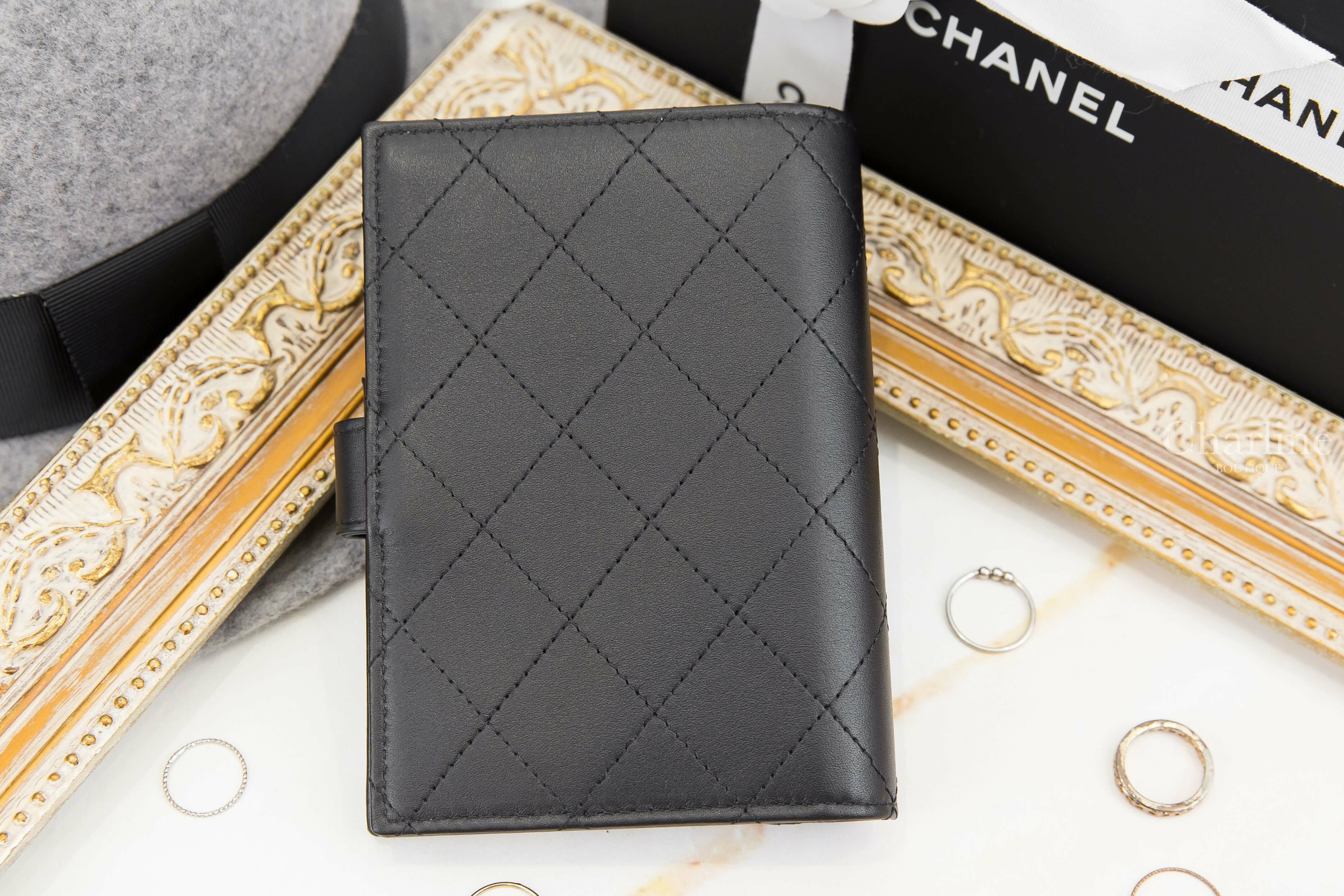 Chanel Passport Holder 黑色黑CC菱格紋黑色內裡釦式護照夾-Charline Boutique 精品代購