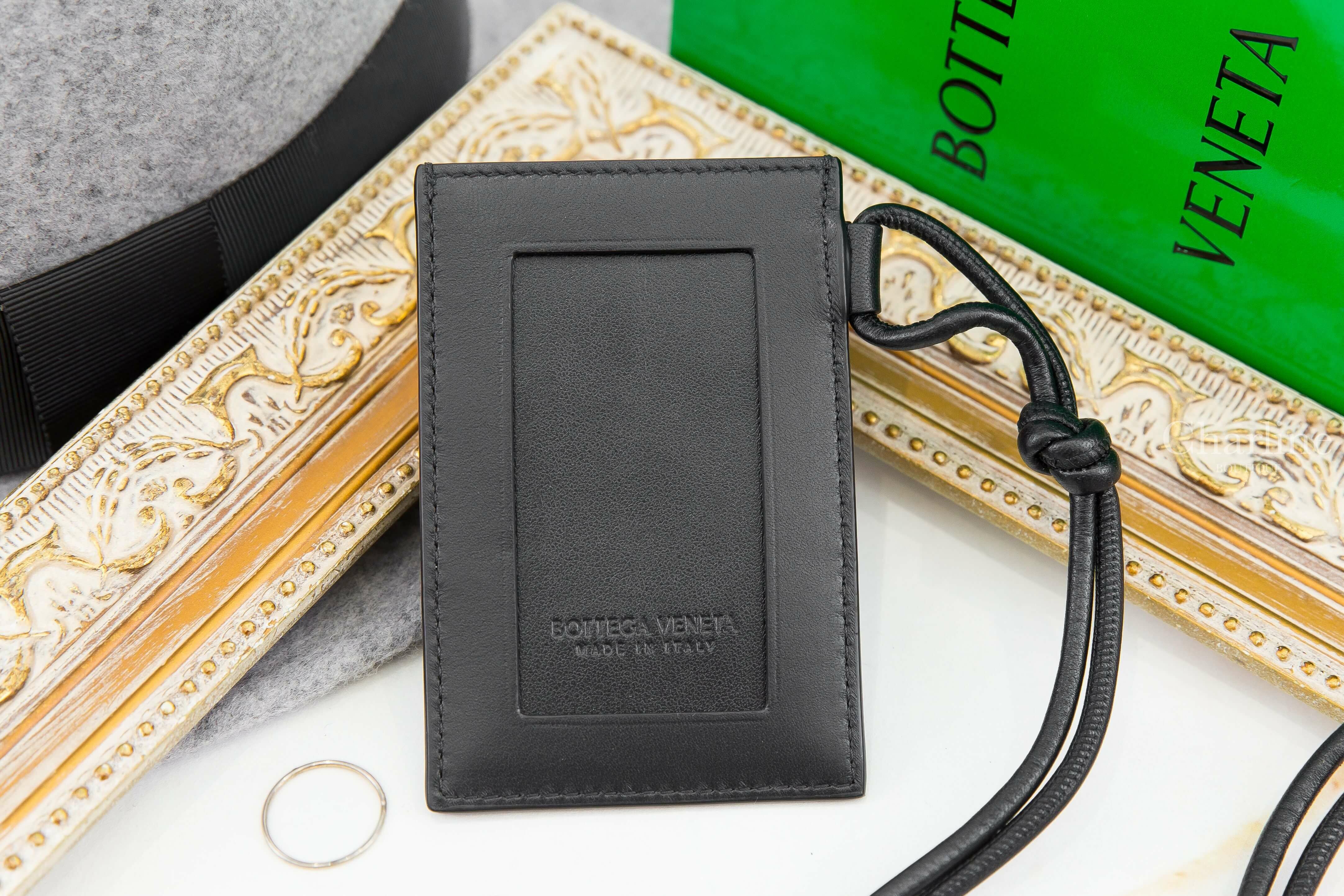 Bottega Veneta Cassette Badge Holder 黑色大格子編織小羊皮拼小牛皮證件套-Charline Boutique 精品代購