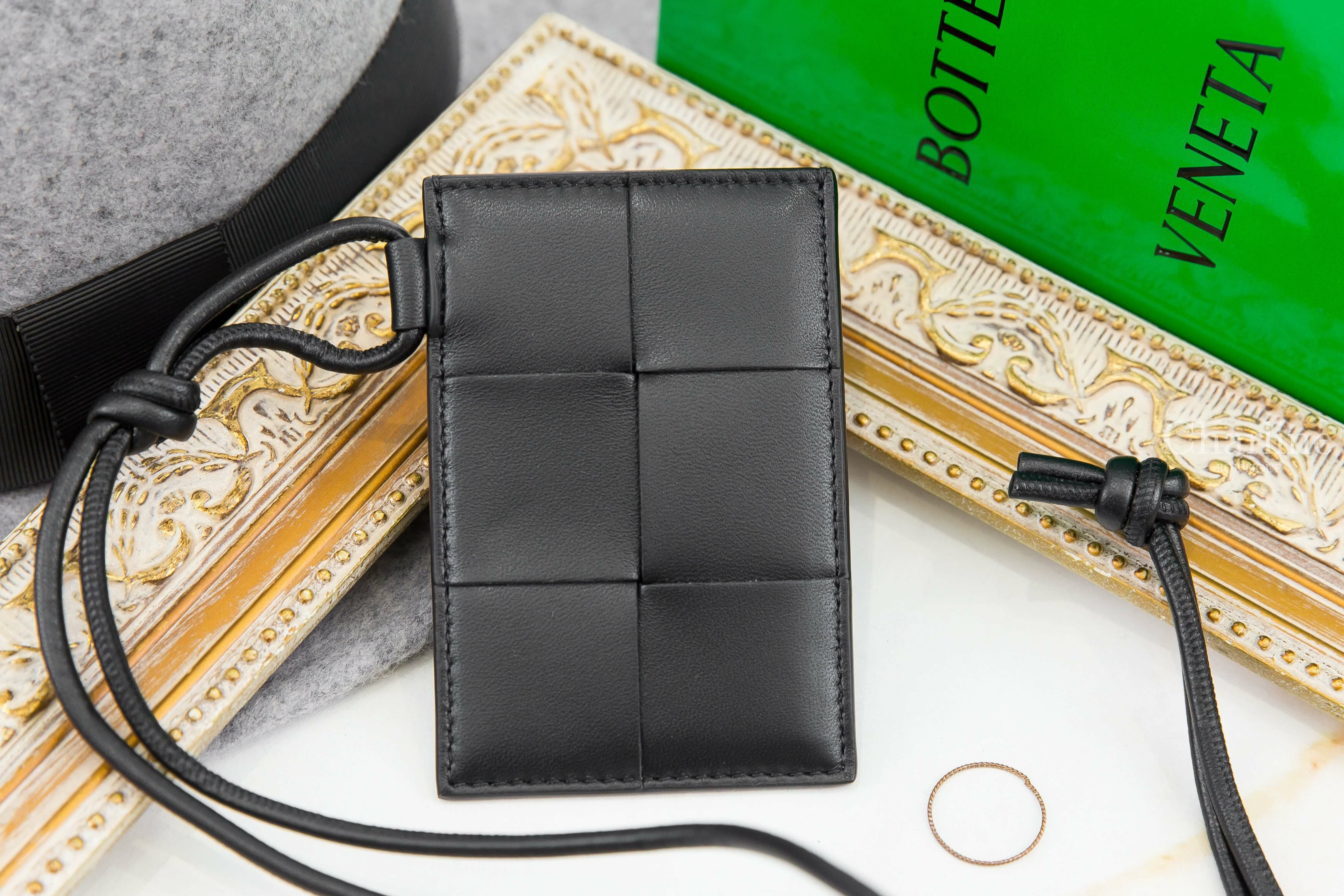 Bottega Veneta Cassette Badge Holder 黑色大格子編織小羊皮拼小牛皮證件套-Charline Boutique 精品代購