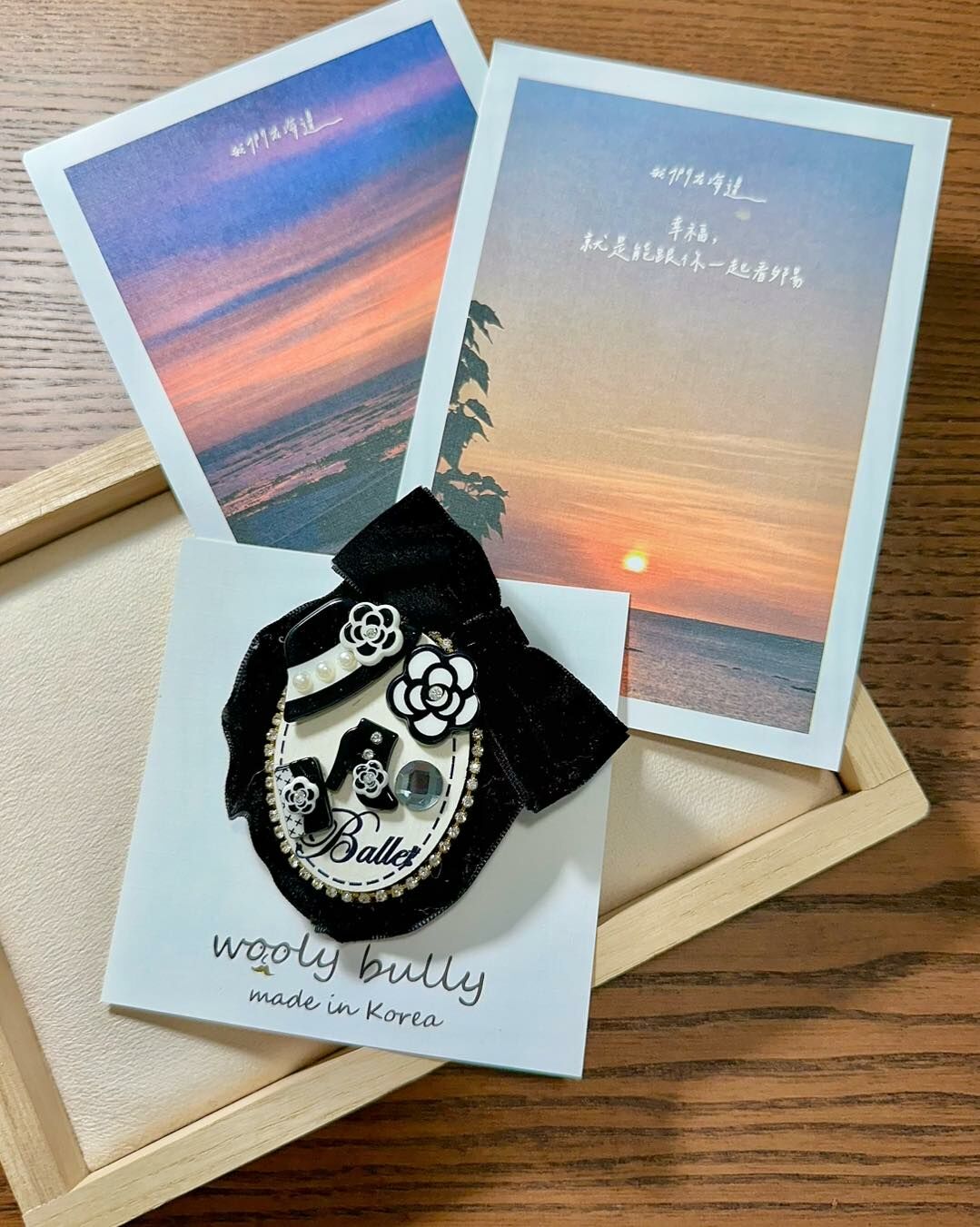 【質感花帽高跟鞋絨感蝴蝶結別針】（現貨）