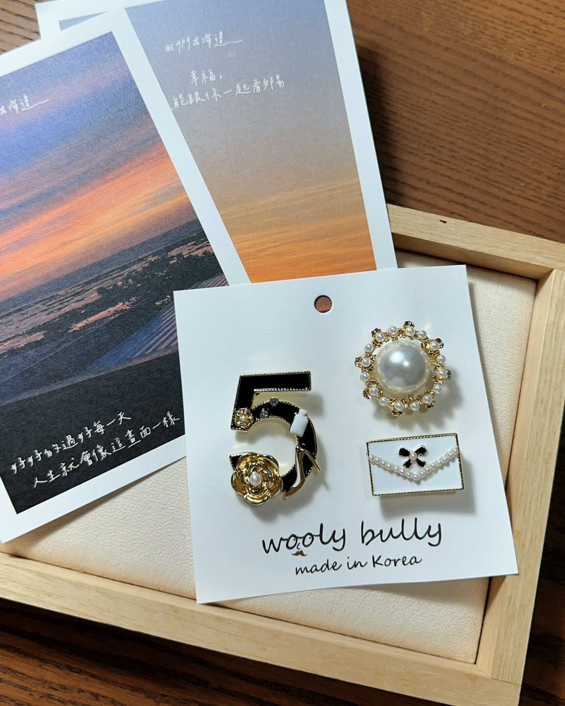 【質感5號珍珠包包3件別針組】( 現貨 )