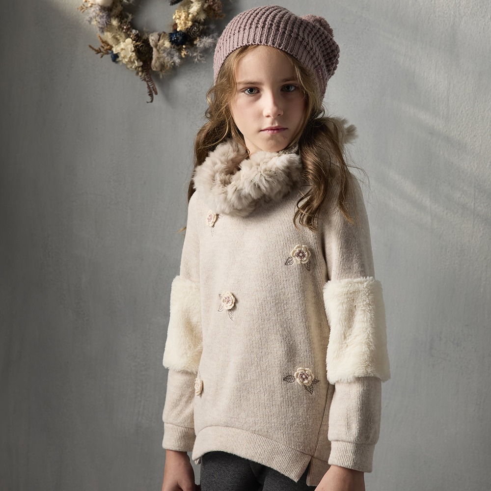 PIPPY 小花刺繡袖肘剪接毛小兔狐小立領微長版上衣 米