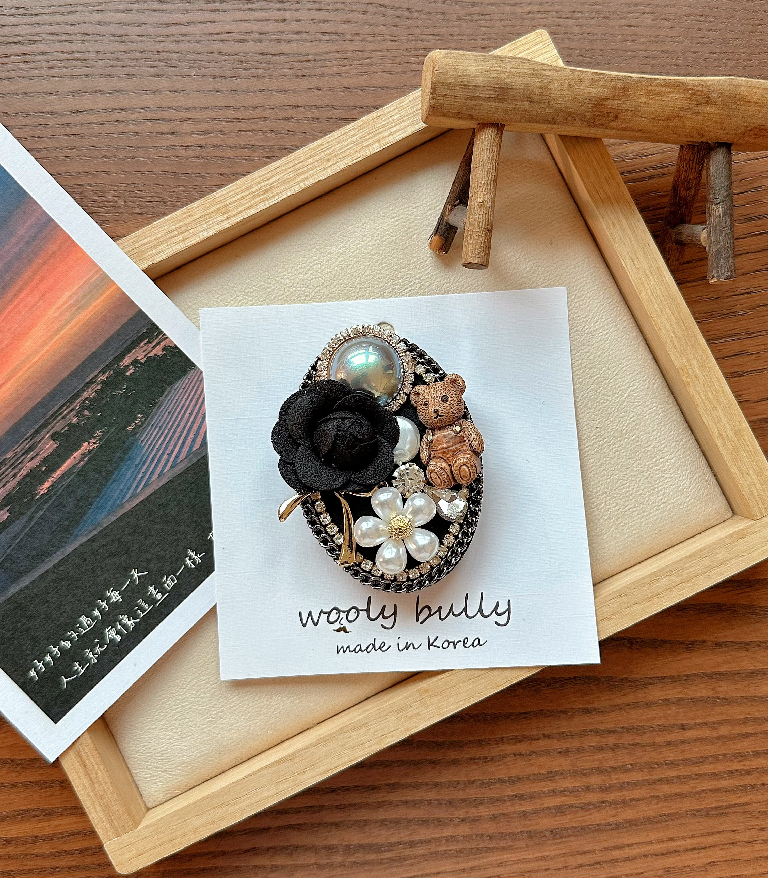 【質感花朵珍珠熊熊別針】( 現貨 )