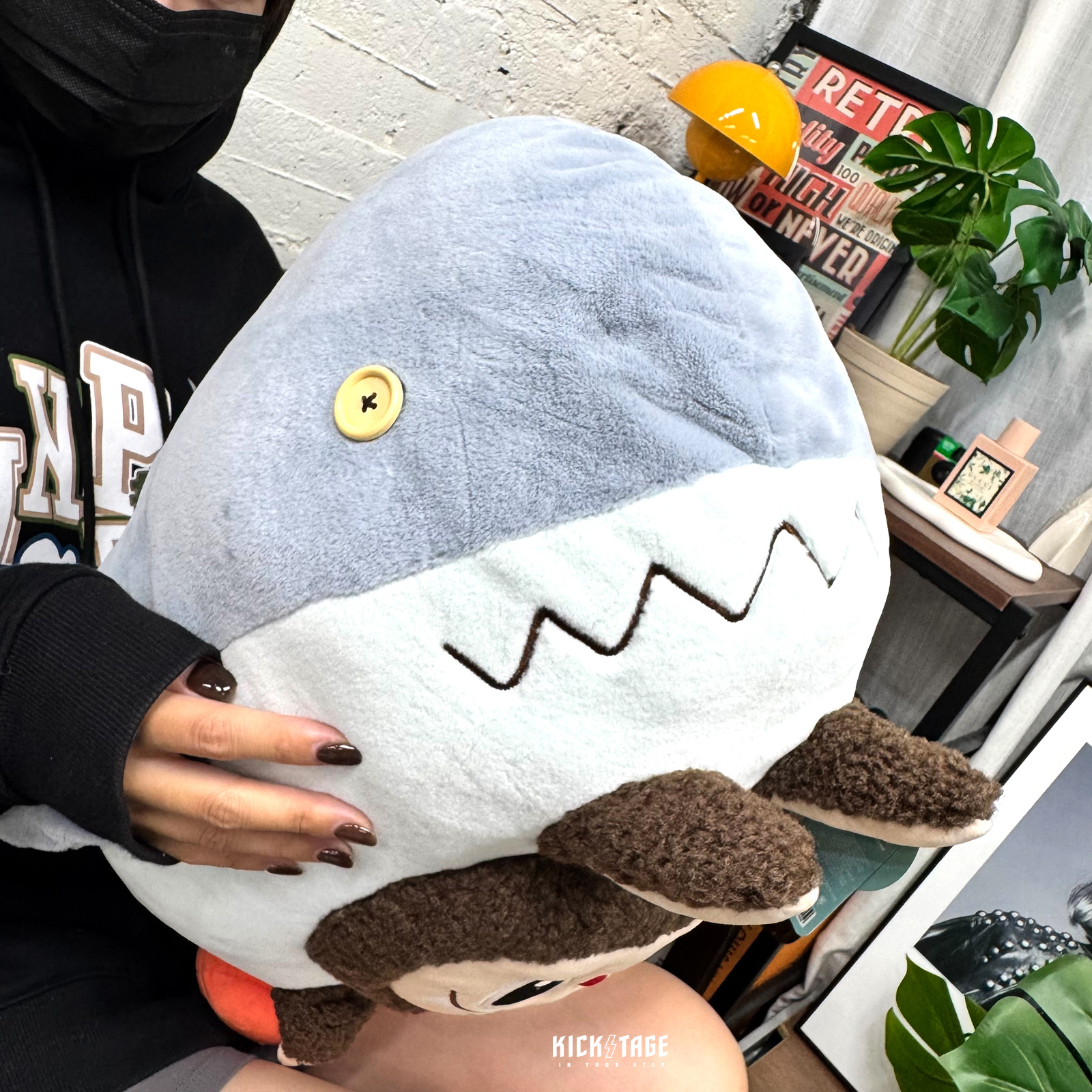 [西門實體門市現貨]POP MART 泡泡瑪特 樂園限定 THE MONSTERS LABUBU 鯊魚抱枕【PPMT-044】LABUBU