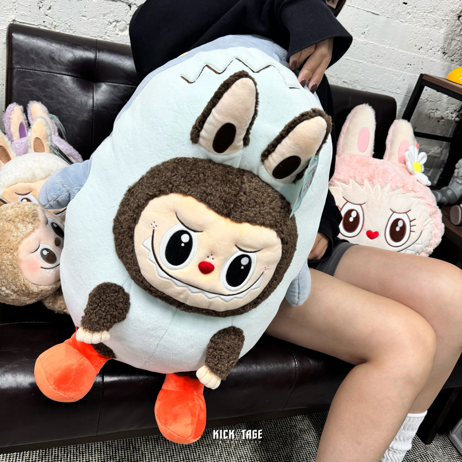 [西門實體門市現貨]POP MART 泡泡瑪特 樂園限定 THE MONSTERS LABUBU 鯊魚抱枕【PPMT-044】LABUBU