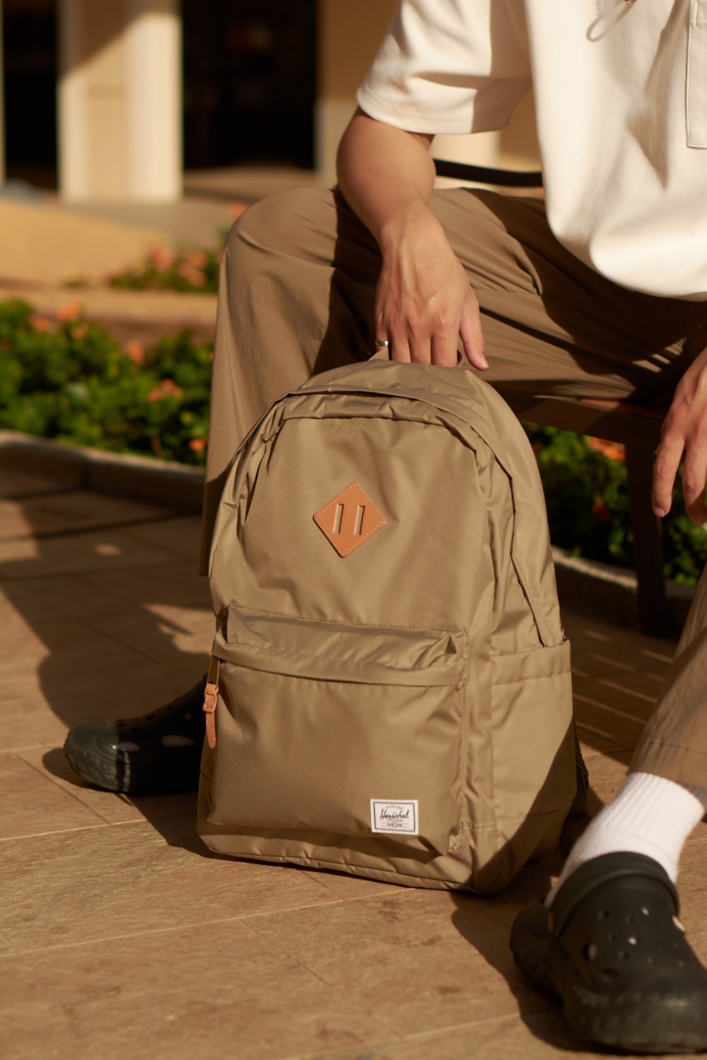 【Herschel】 Heritage™ 背包 |高級經典 - 26L 淺卡其/深藍