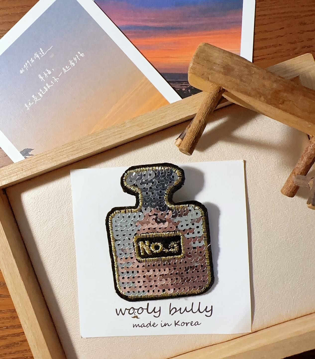 【超可愛亮片香水瓶別針】( 現貨 )