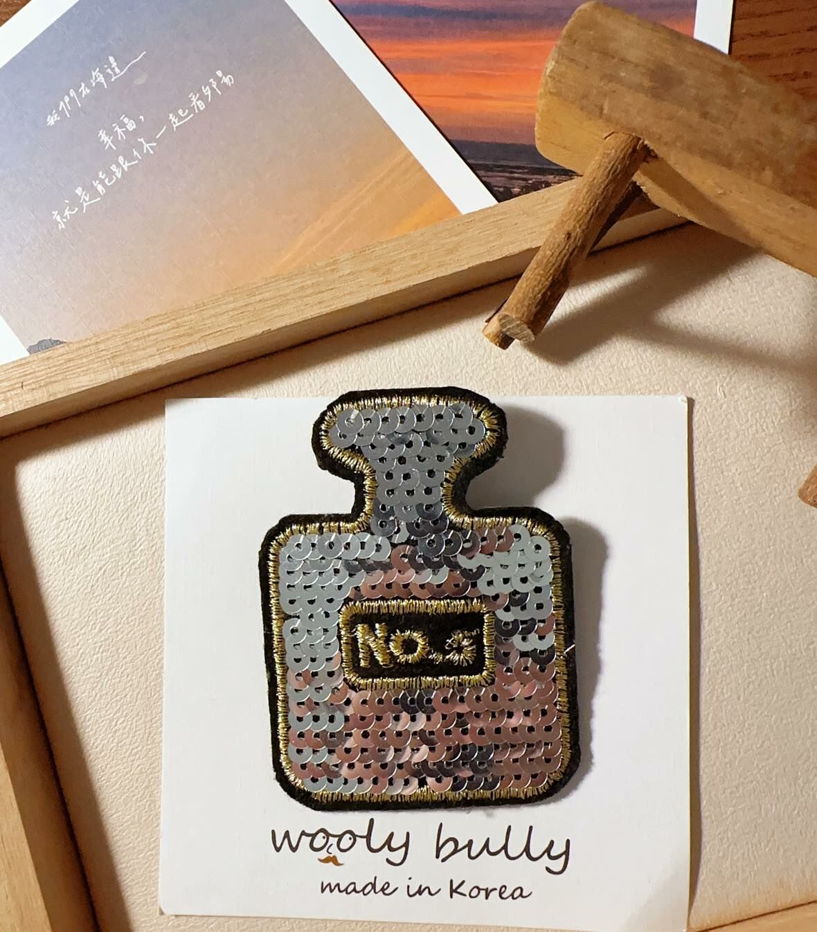 【超可愛亮片香水瓶別針】( 現貨 )