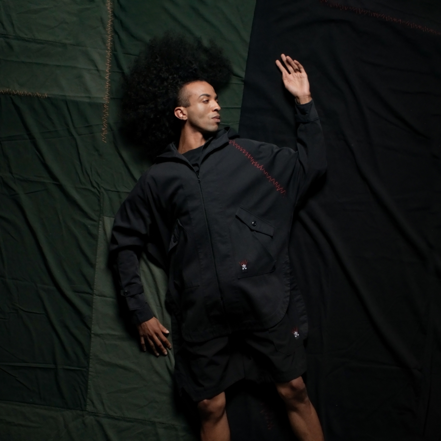 縫合拼接撲面連帽風衣-特種黑