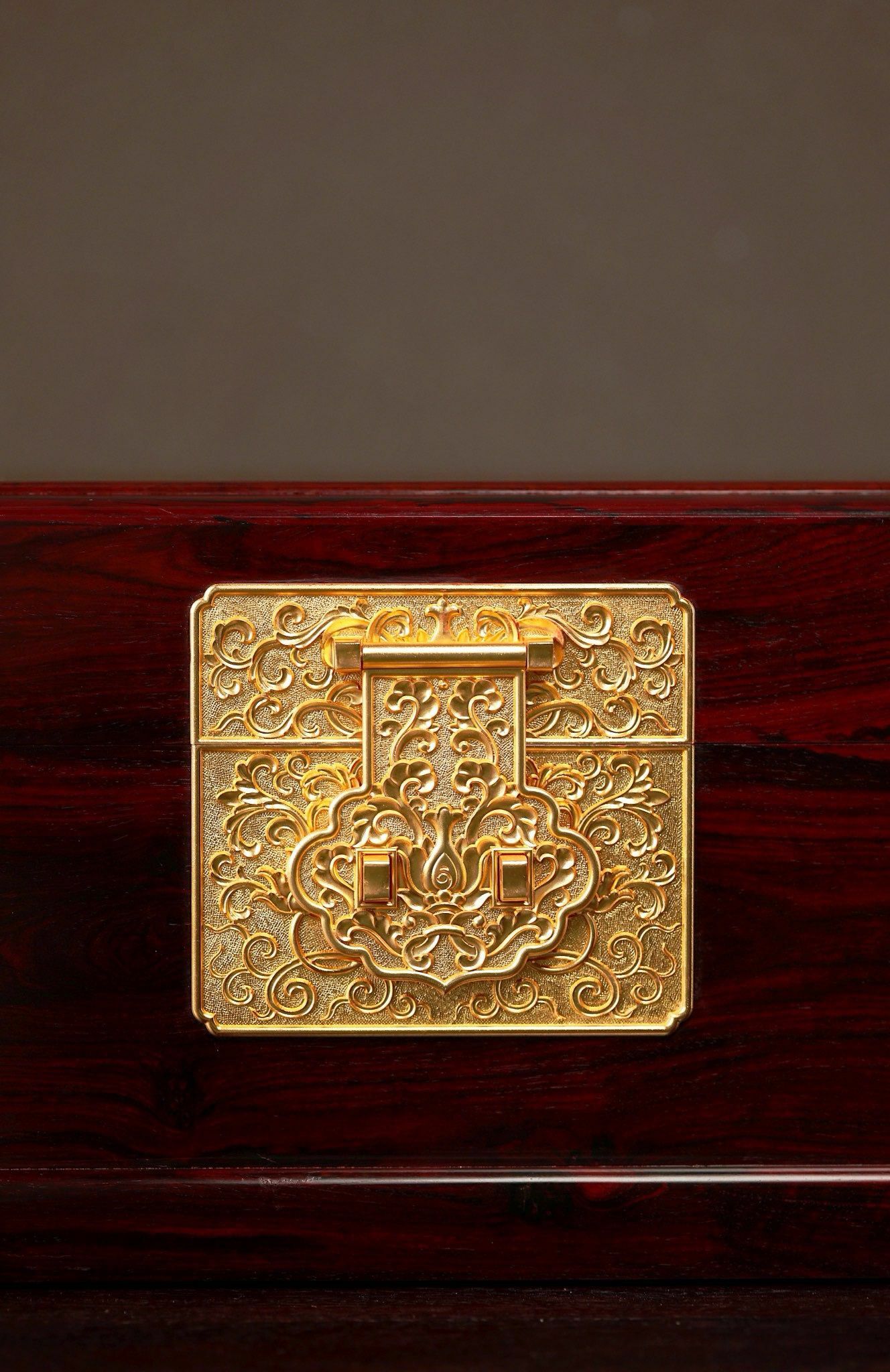 Small-leaf red sandalwood "large gilt jewelry box"