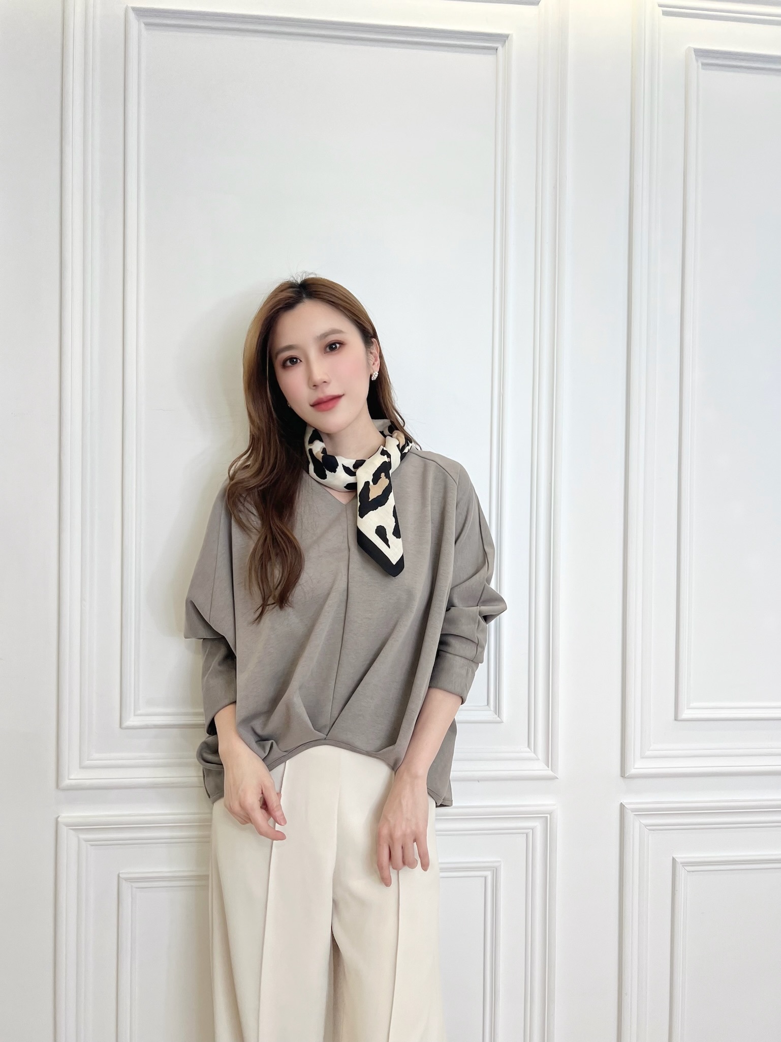 下擺收腰打褶V領上衣