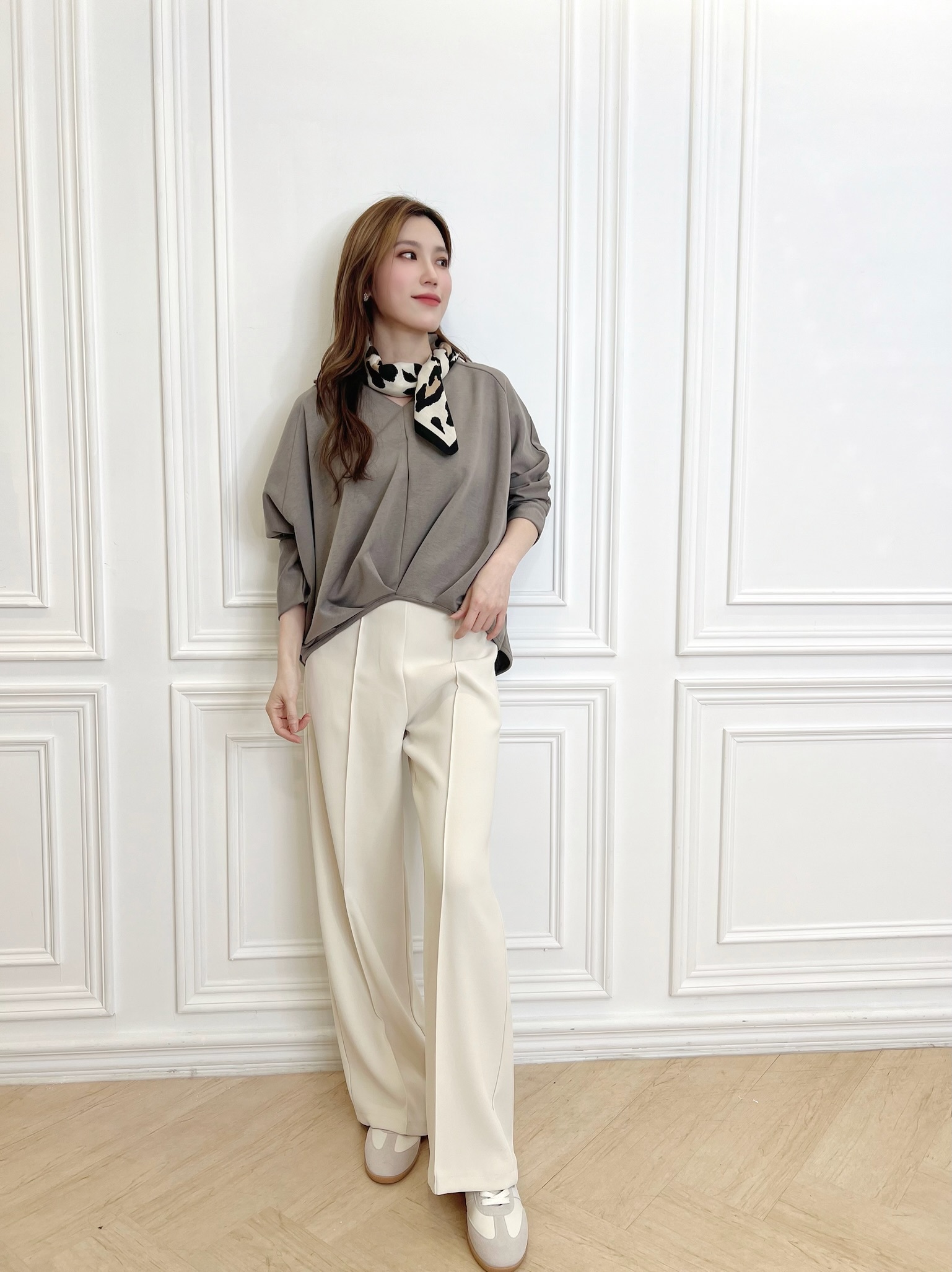 下擺收腰打褶V領上衣