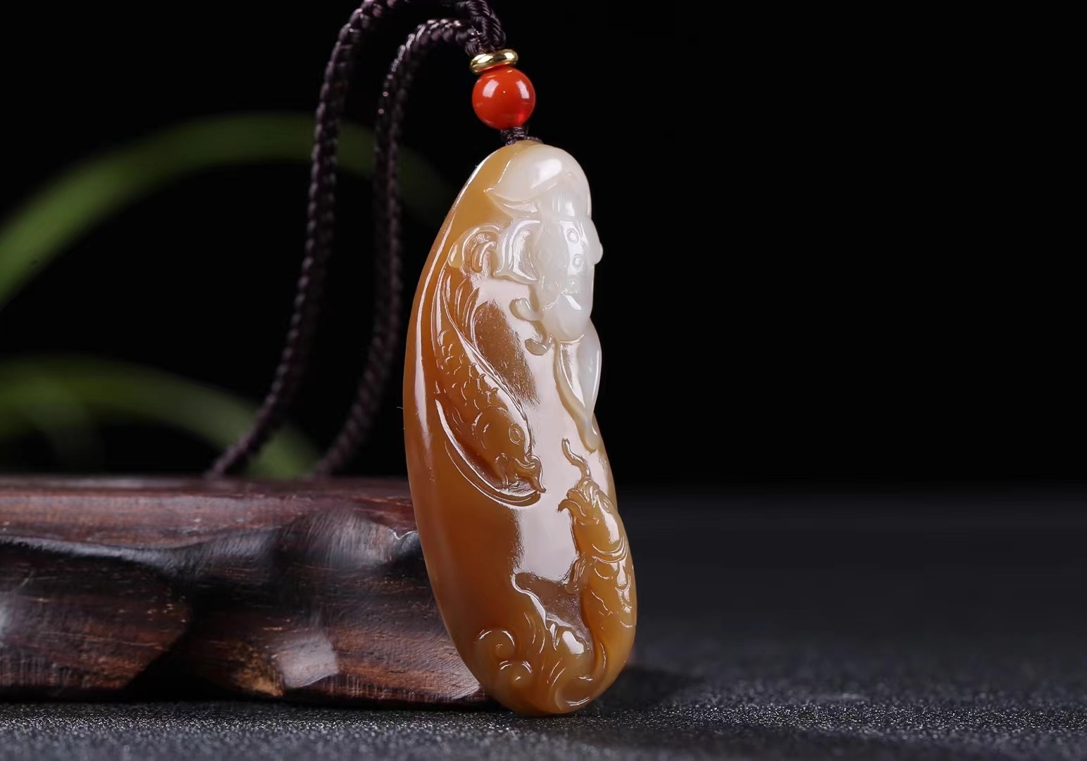 1030130 和田玉糖白玉蓮花魚掛件吊墜