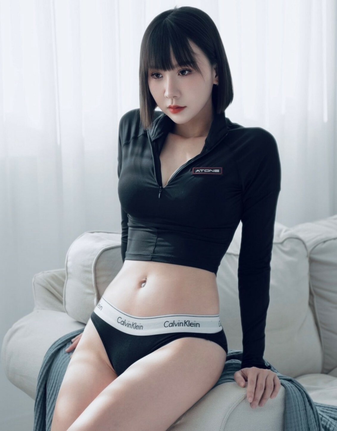 ATONE STUDIO 辣妹款 彈性拉鍊長袖上衣 Stretchy zipper long sleeved top