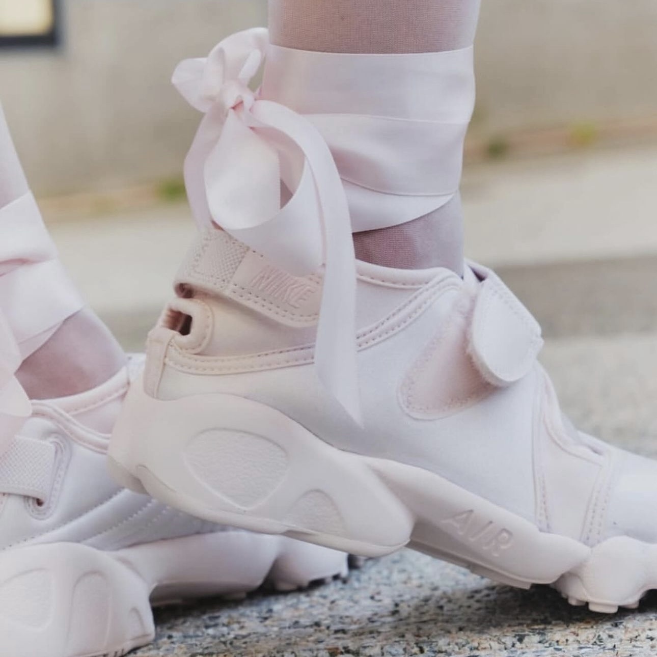 NIKE AIR RIFT SE 忍者鞋 分趾鞋 芭蕾風 櫻花粉 緞面 緞帶 布面 女鞋 HQ3761-640 / 預購