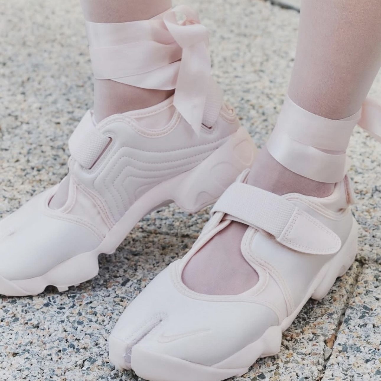 NIKE AIR RIFT SE 忍者鞋 分趾鞋 芭蕾風 櫻花粉 緞面 緞帶 布面 女鞋 HQ3761-640 / 預購