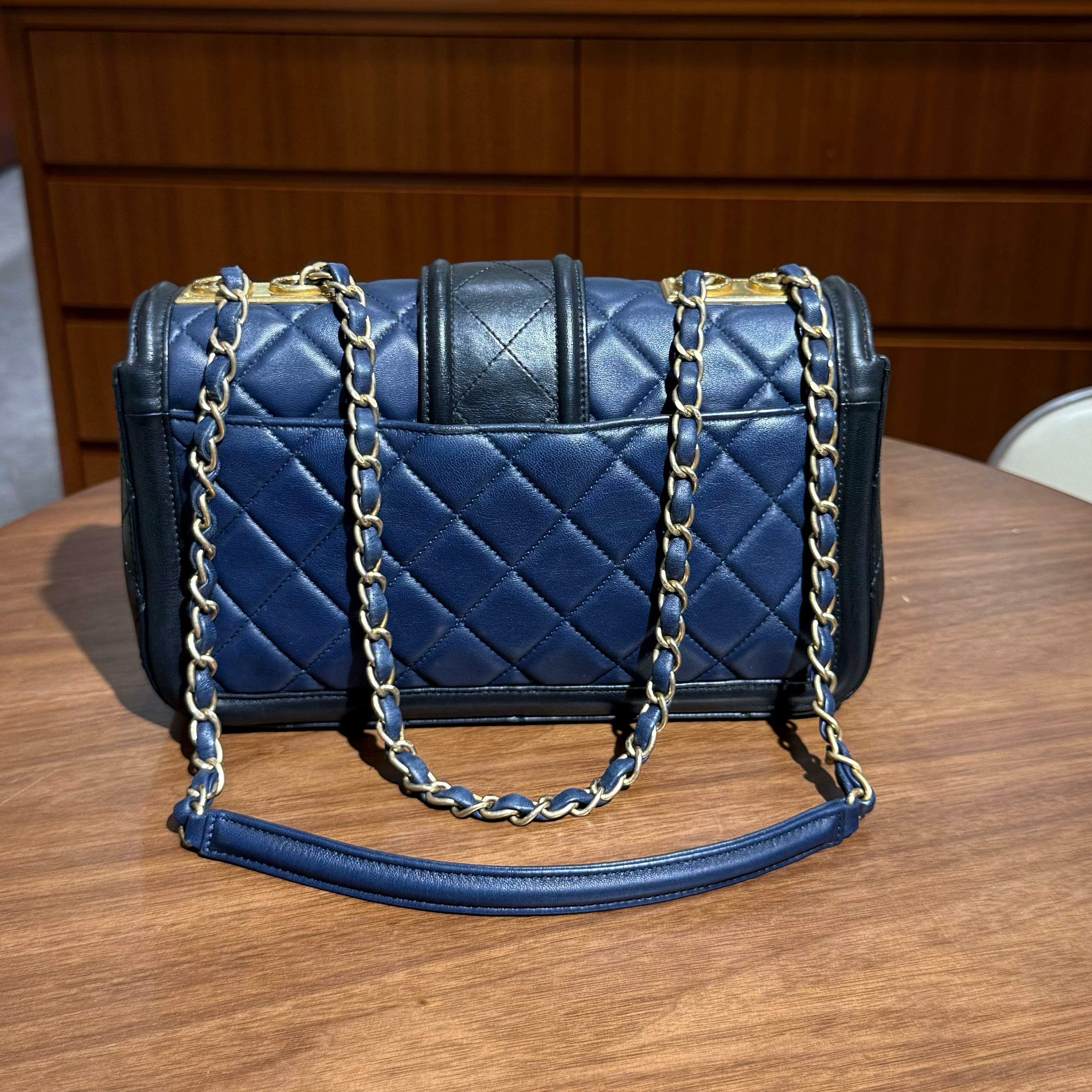 90%NEW二手CHANEL單肩/斜揹袋 深藍色菱格羊皮拼黑色皮邊羊皮/金扣 #香榭站正品