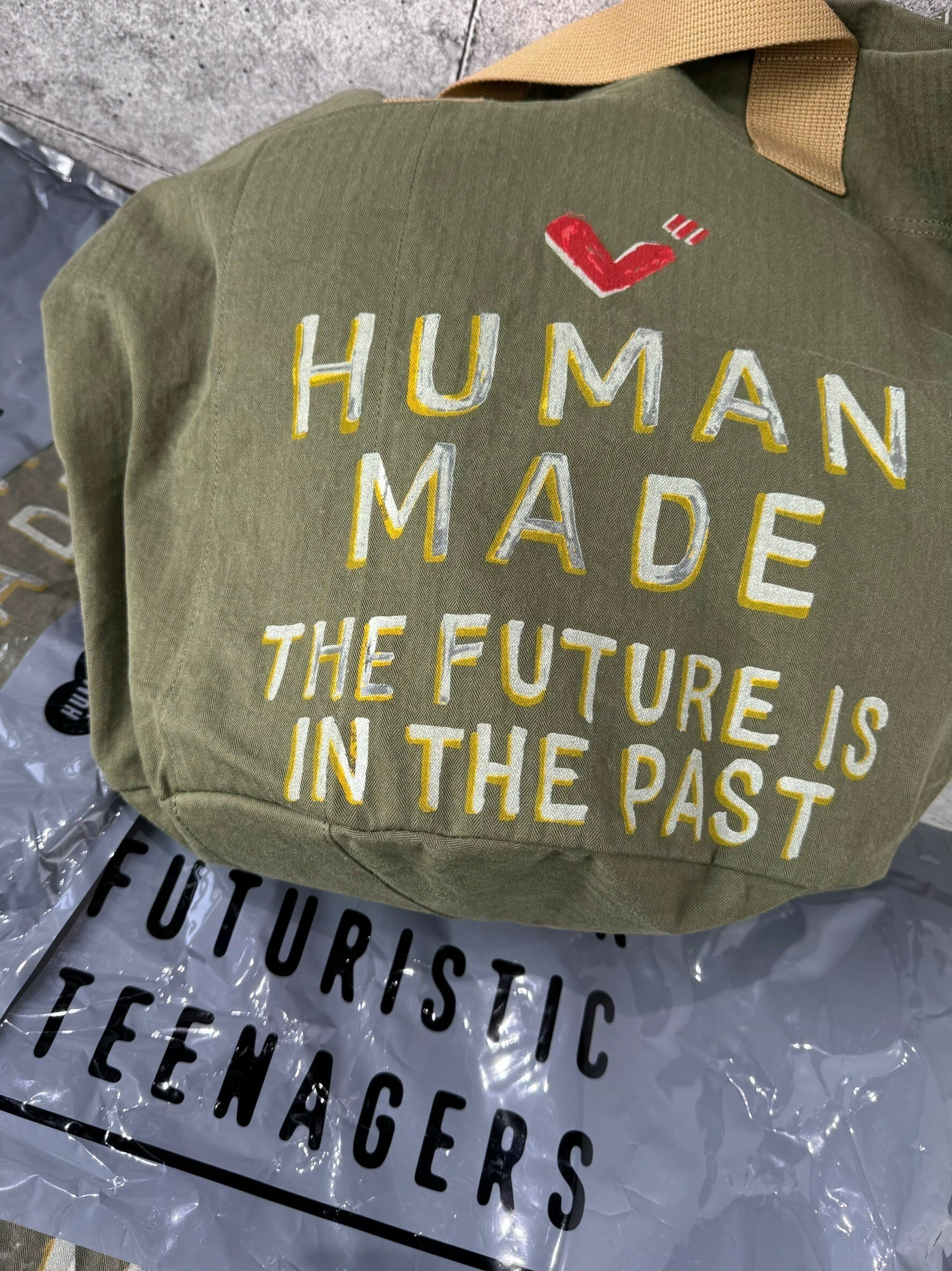 HUMAN MADE 塗鴉軍布水桶包 軍綠色