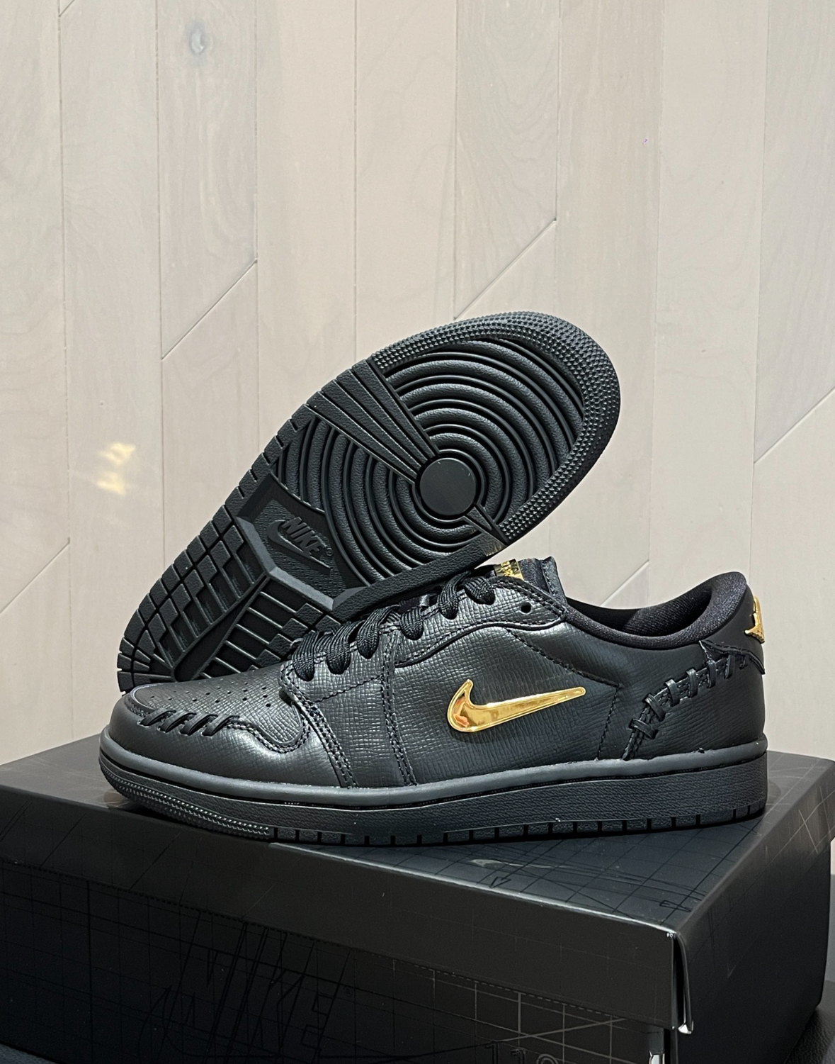 Nike Air Jordan 1 Low OG 黑金色 小金勾 黑色 皮革 編織 女款 FN5032-007/預購