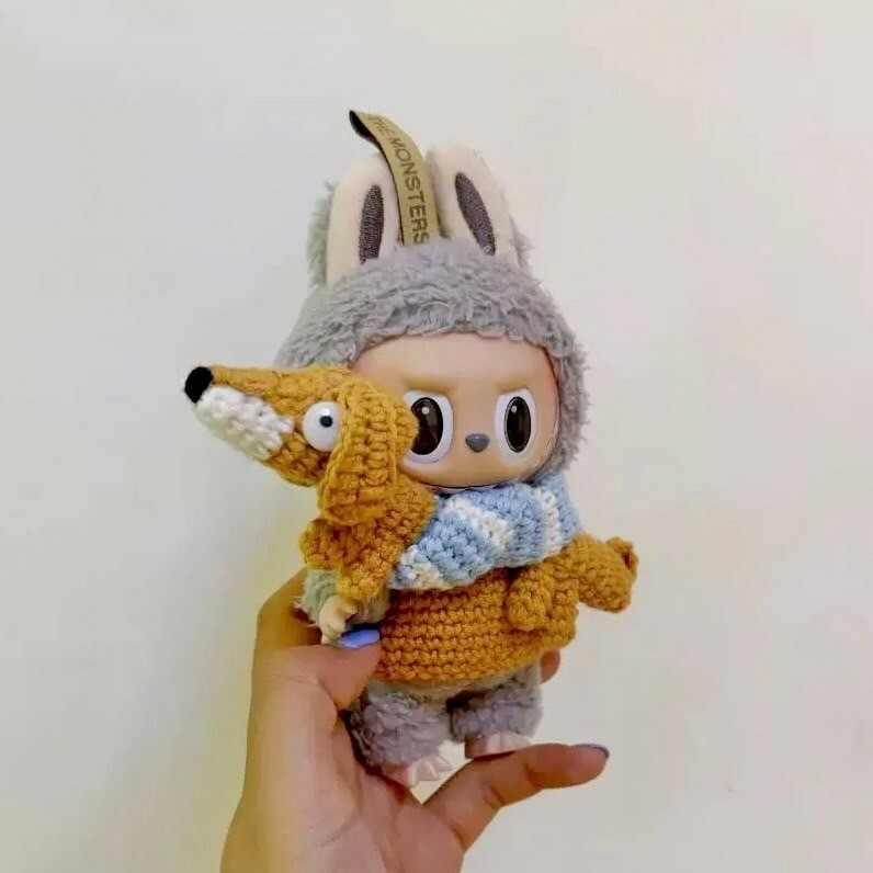 拉布布 LABUBU 心動馬卡龍 吊飾專用服裝 臘腸狗狗造型 藍白條紋圍巾 (無附吊飾)